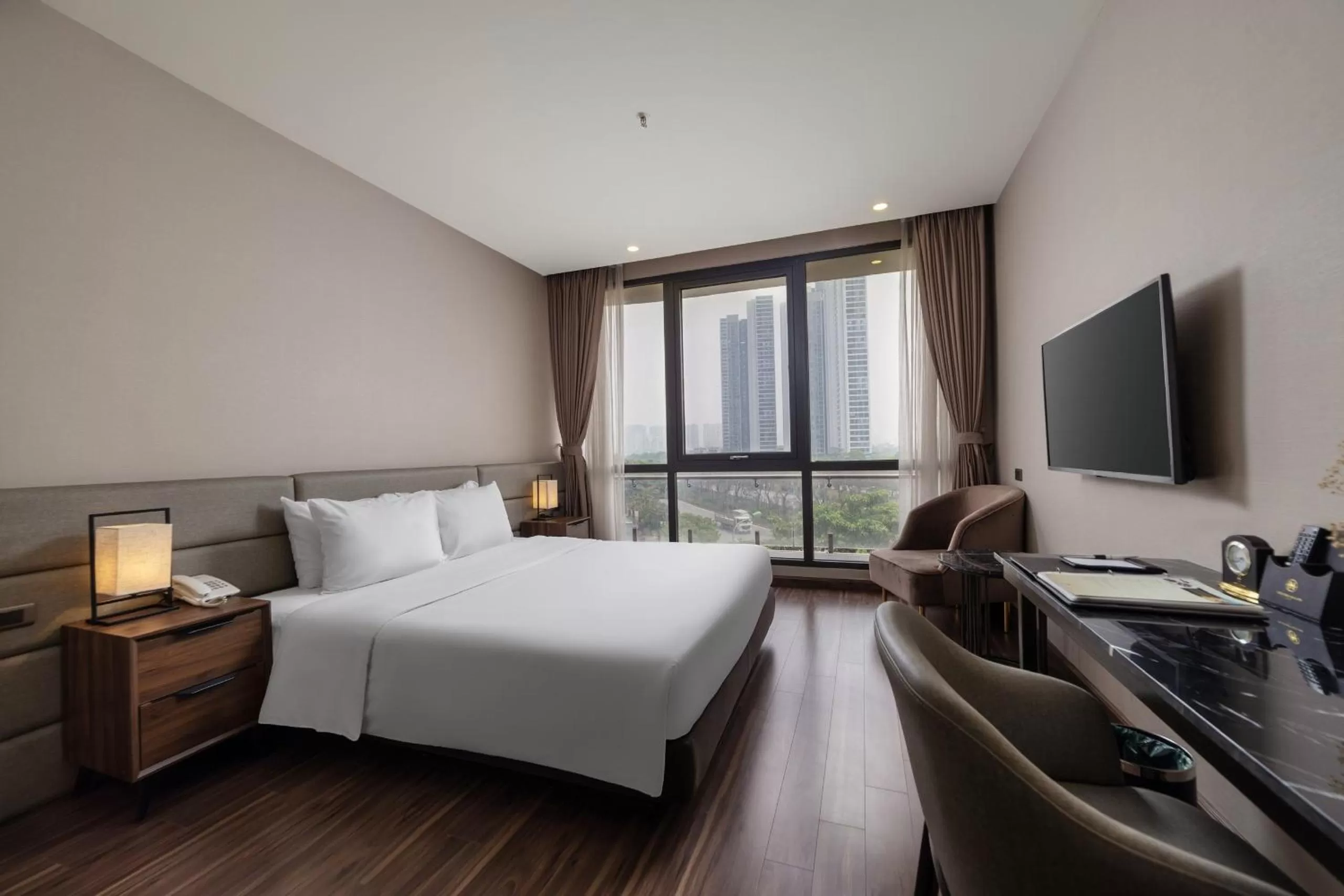 Bedroom, Bed in Western Skyline Hotel