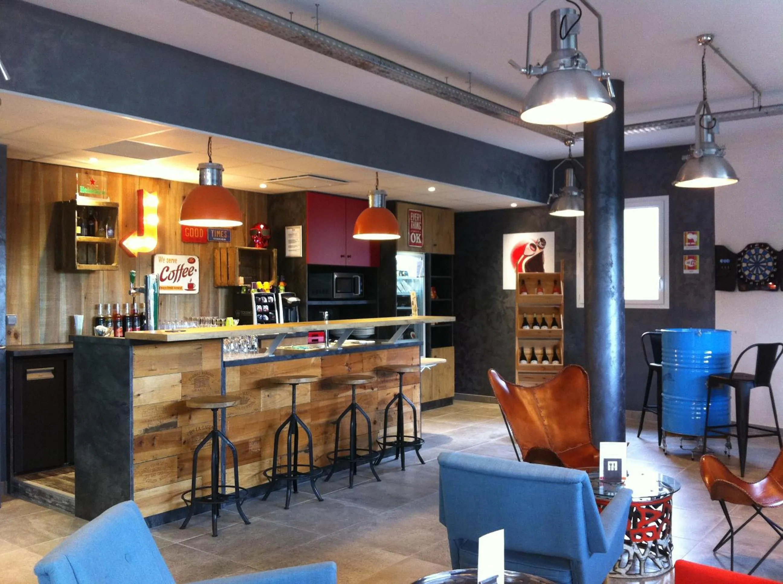 Lounge or bar in ibis Styles Vierzon