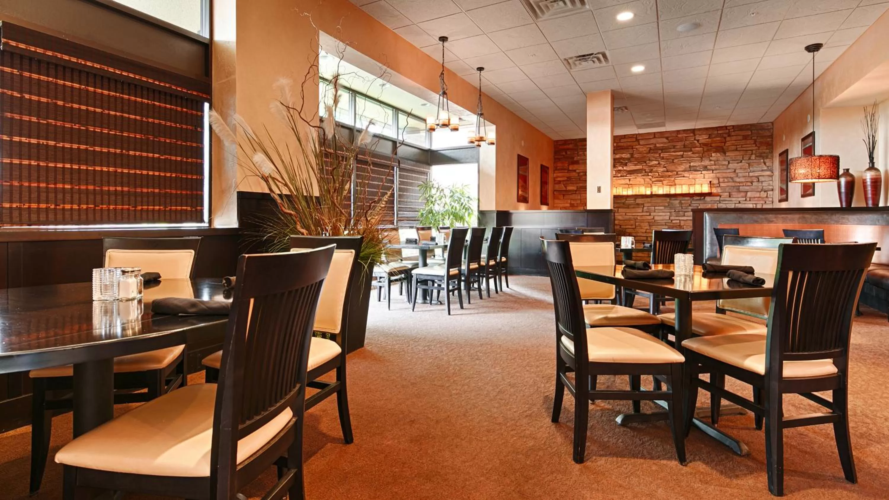 Restaurant/places to eat in Best Western Premier Nicollet Inn