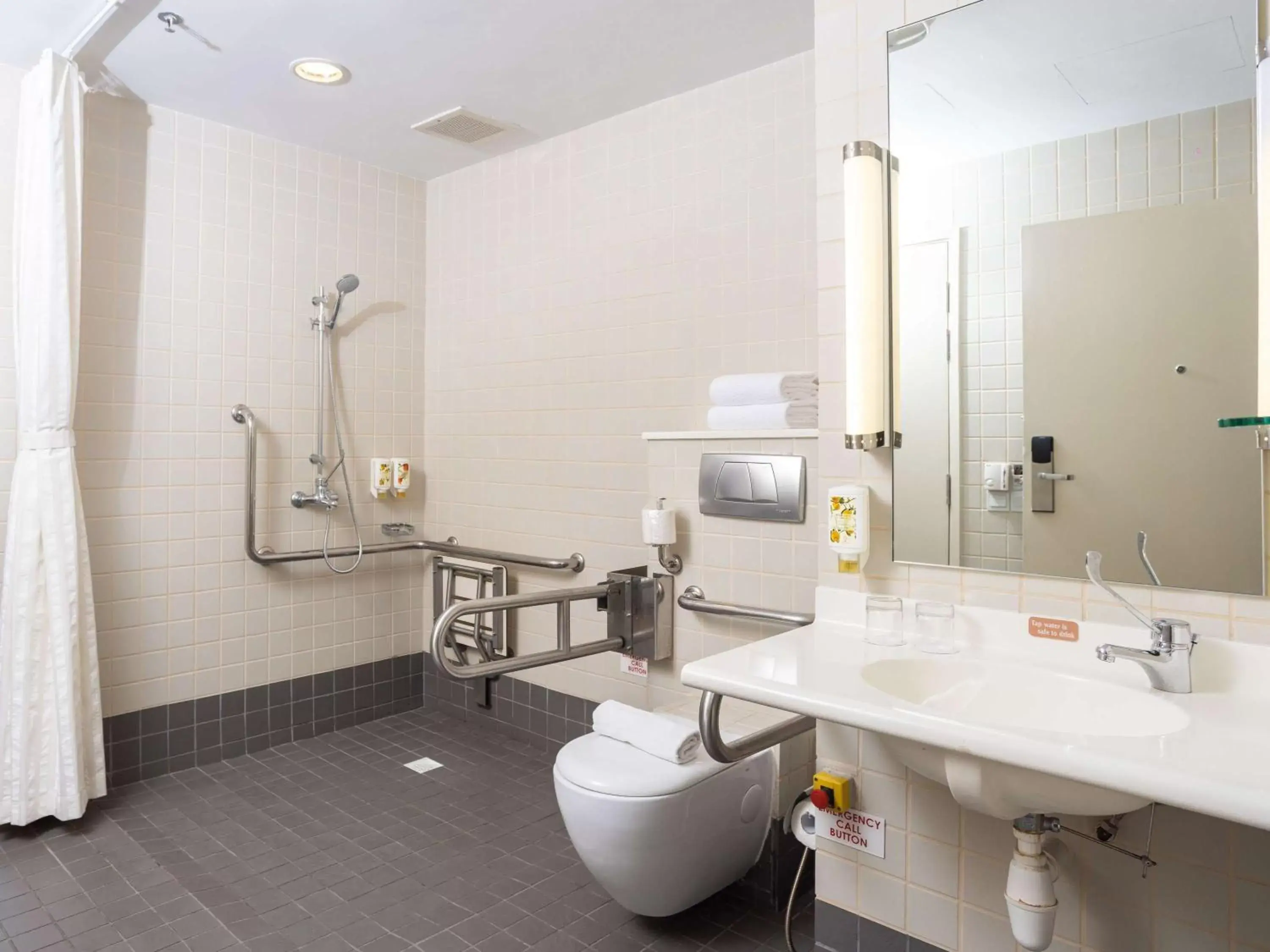 Standard Single Room in Ibis Singapore on Bencoolen Standard Single Room in Ibis Singapore on Bencoolen