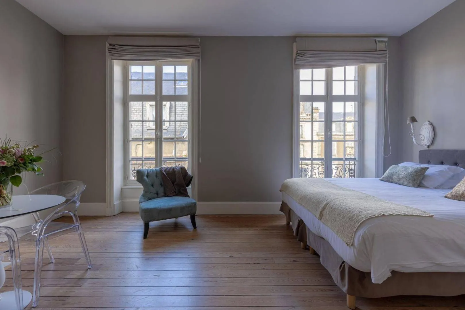 Bedroom, Bed in La Villa Beaupeyrat - Apparthôtels de charme dans bâtisse de caractère à 400m du cœur de ville de Limoges