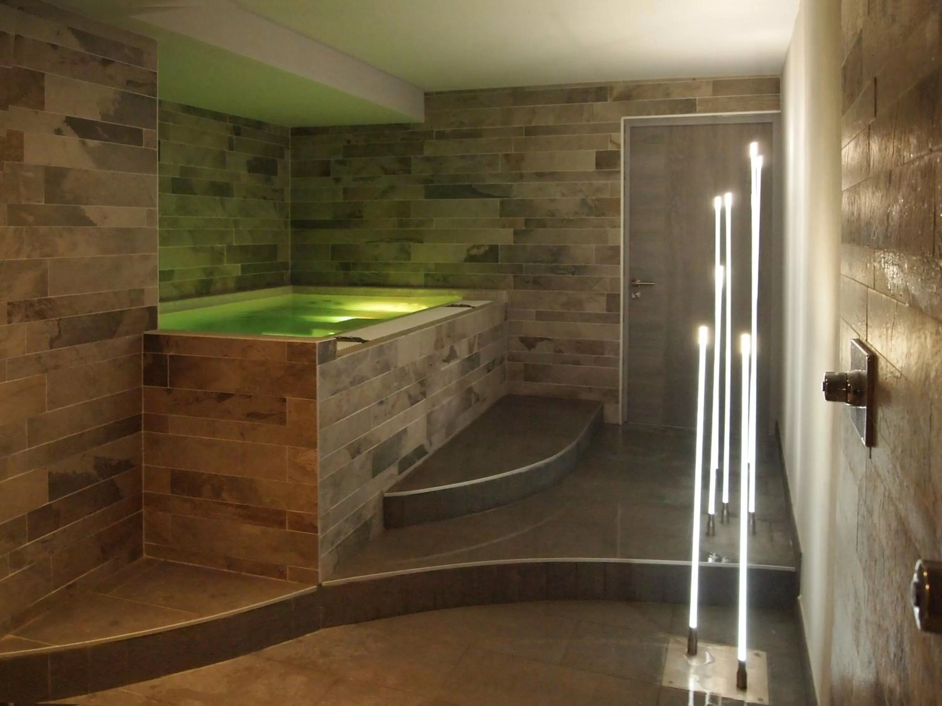 Shower in Logis Hôtel Restaurant Au Cerf d'Or