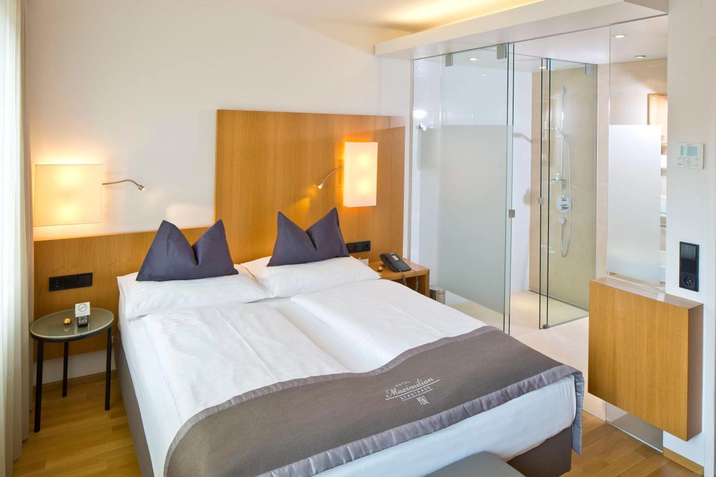 Shower, Bed in Hotel Maximilian - Stadthaus Penz