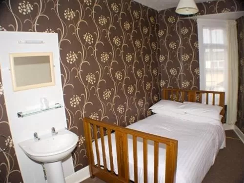 Bedroom, Bathroom in The Trevross