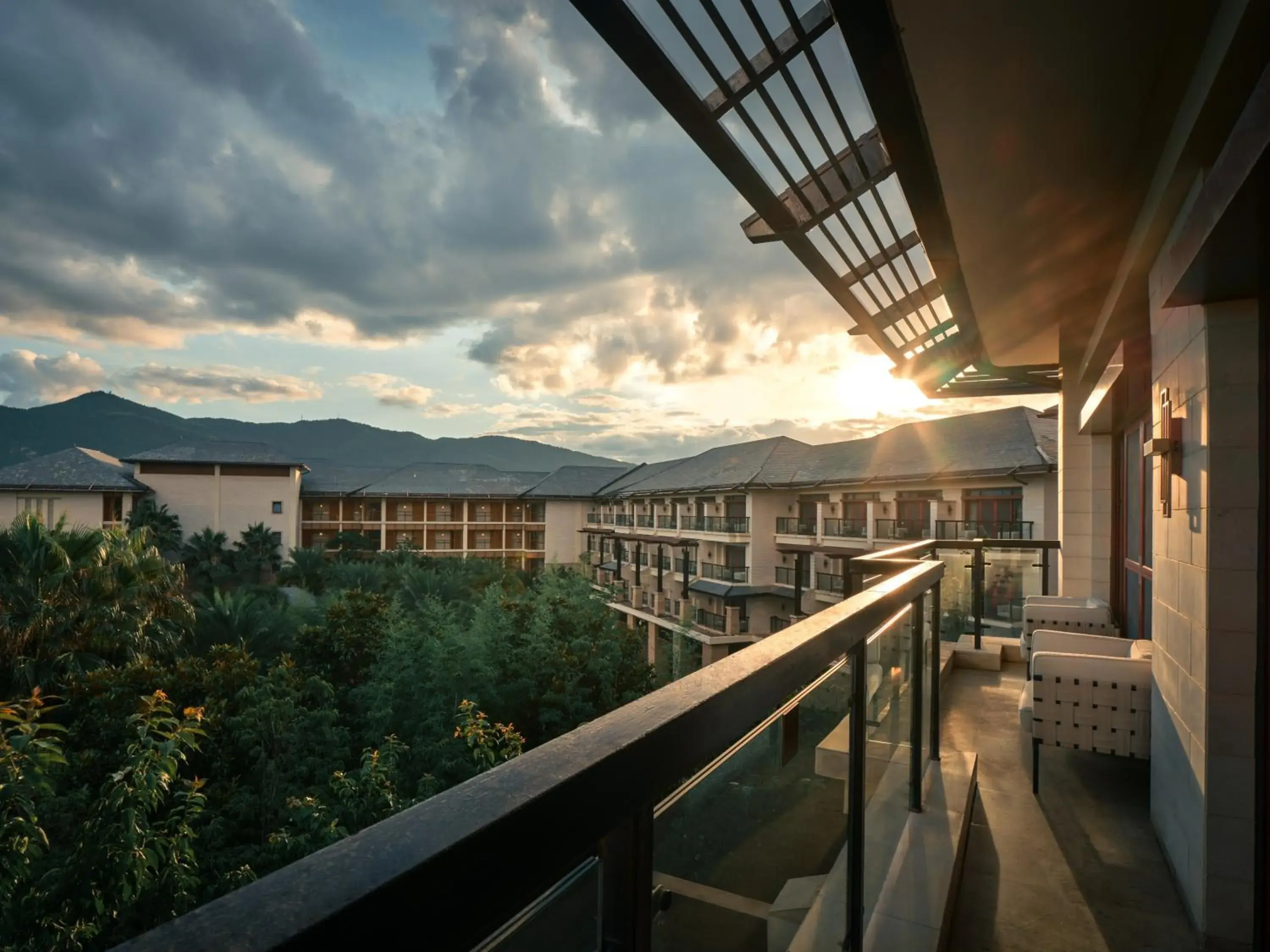 One-Bedroom King Suite with Garden View in HUALUXE Hotels & Resorts Kunming One-Bedroom King Suite with Garden View in HUALUXE Hotels & Resorts Kunming