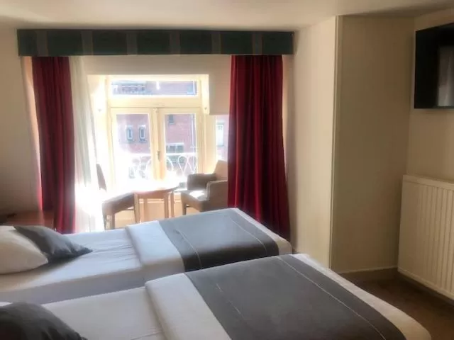 Bedroom, Bed in Delta Hotel City Center