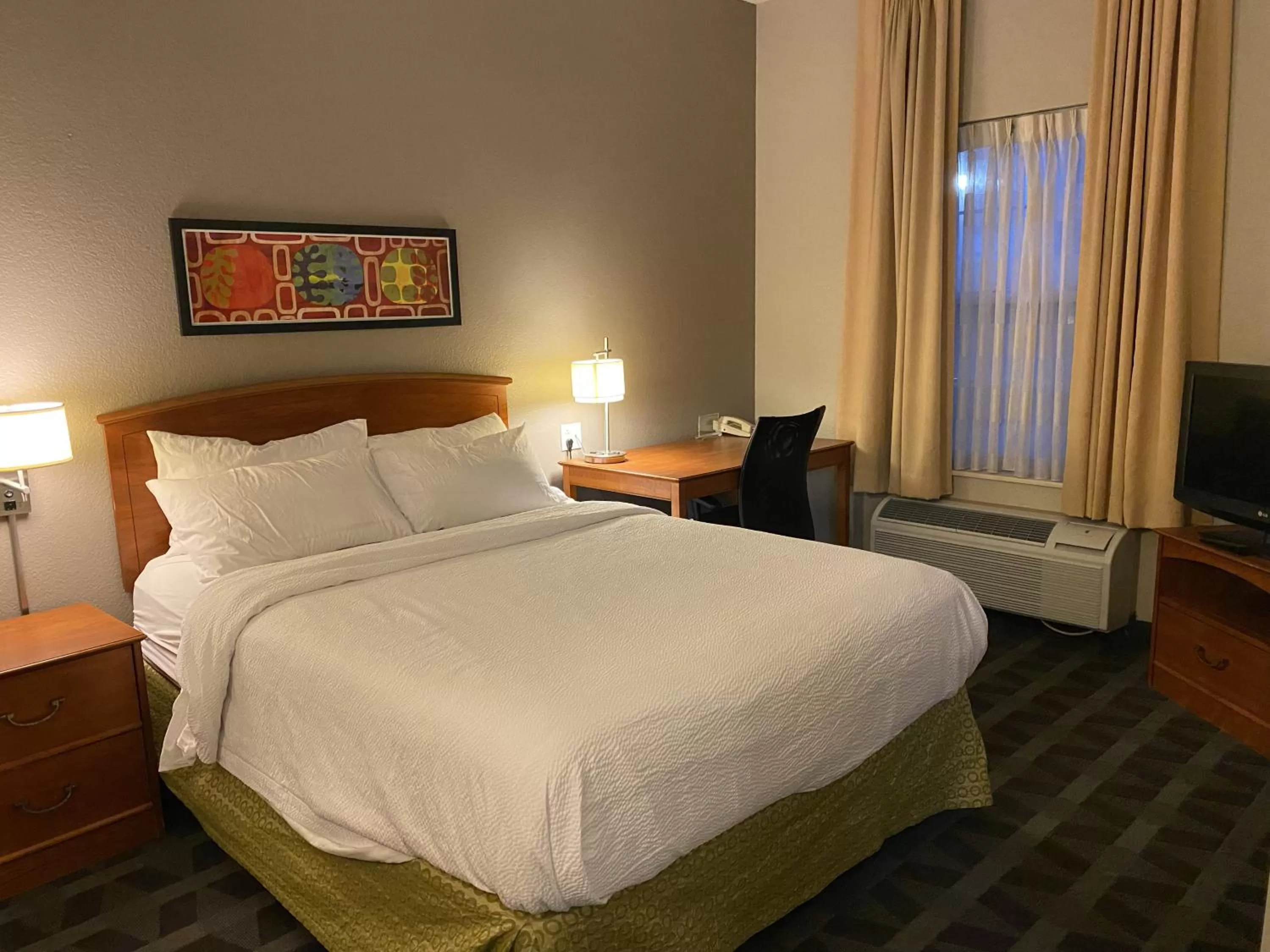 Bed in MainStay Suites Middleburg Heights Cleveland Airport