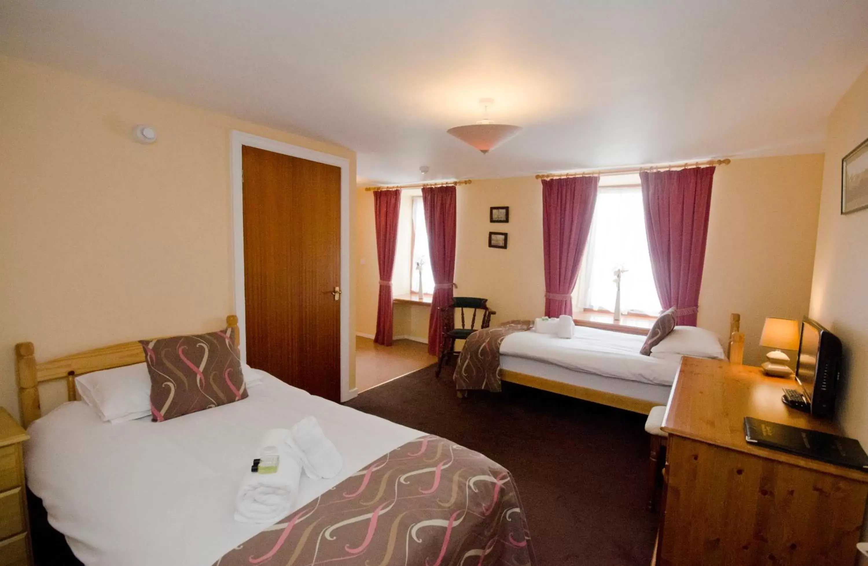 Twin Room - Disability Access in Auld Cross Keys Inn Twin Room - Disability Access in Auld Cross Keys Inn