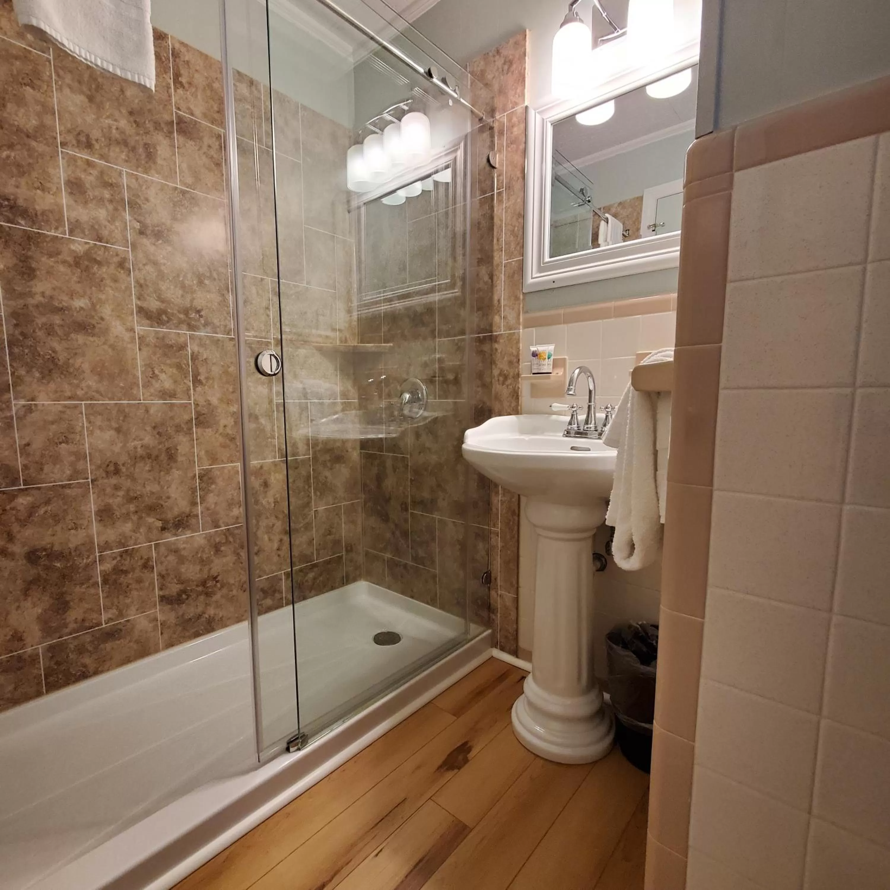 Bathroom in Island Guesthouse and Motel OBX