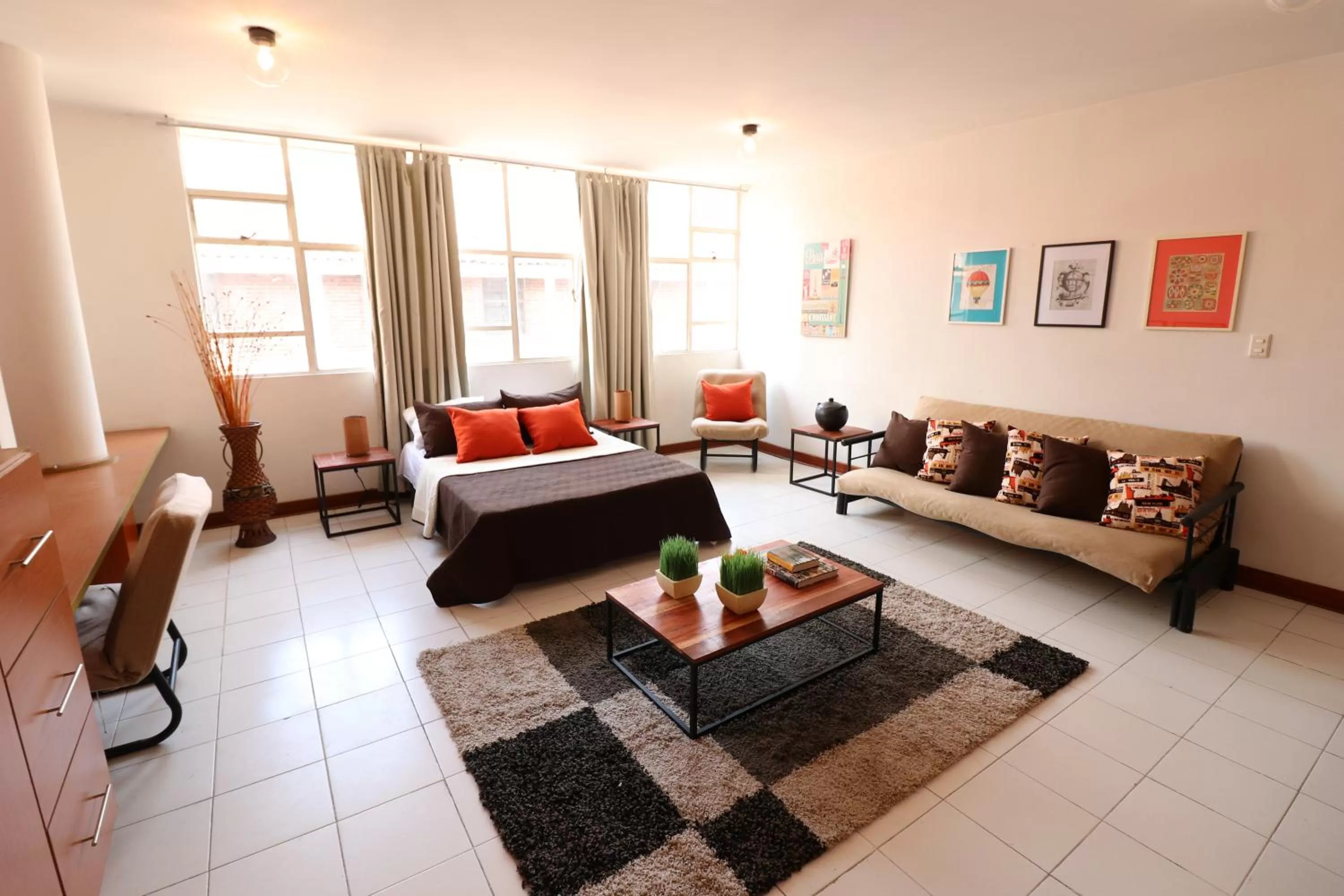 Photo of the whole room, Seating Area in 554 Apartments