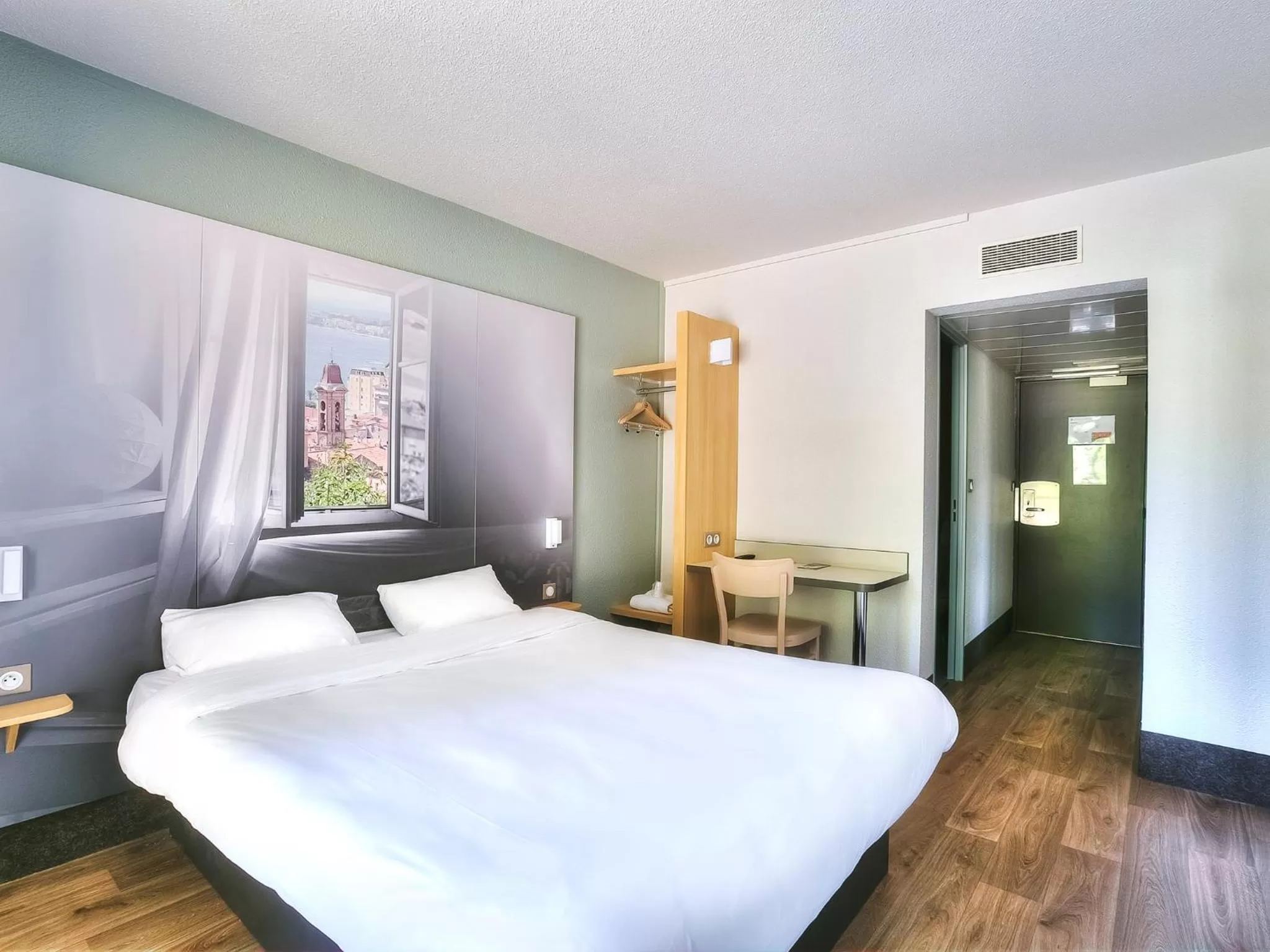 Bedroom, Bed in B&B HOTEL Villeneuve Loubet Village