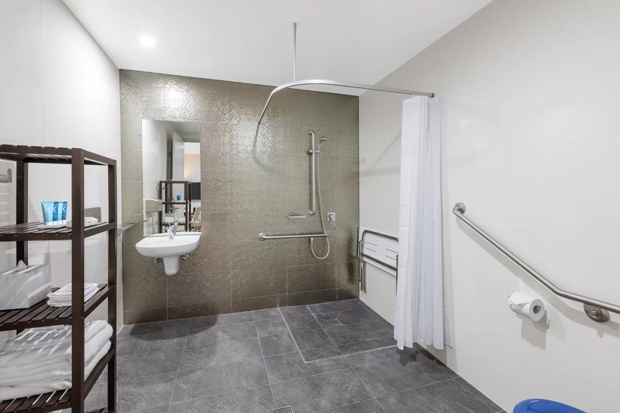 Shower, Bed in Meriton Suites Church Street, Parramatta