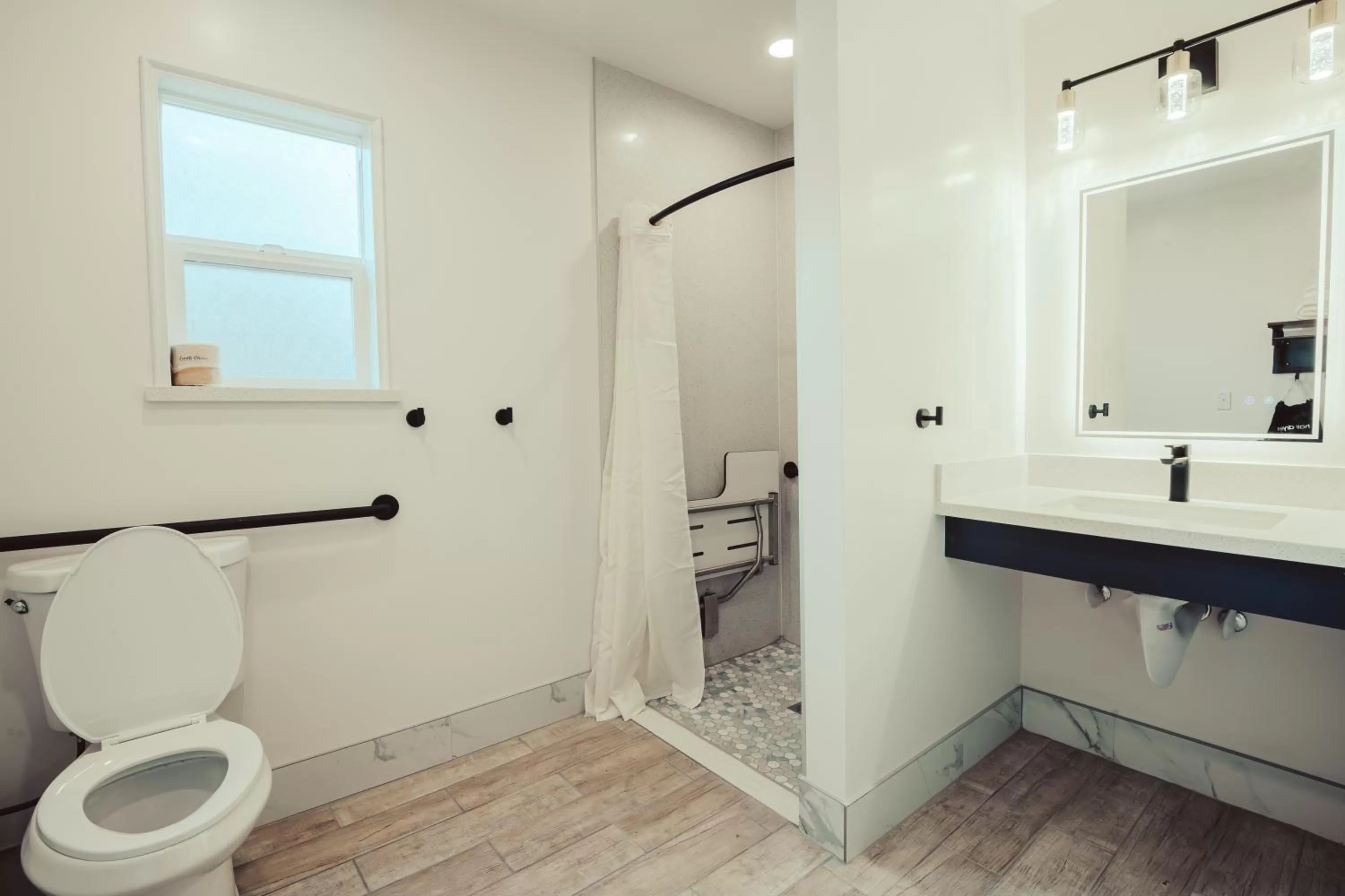 Shower in Blufftop Inn & Suites - Wharf/Restaurant District