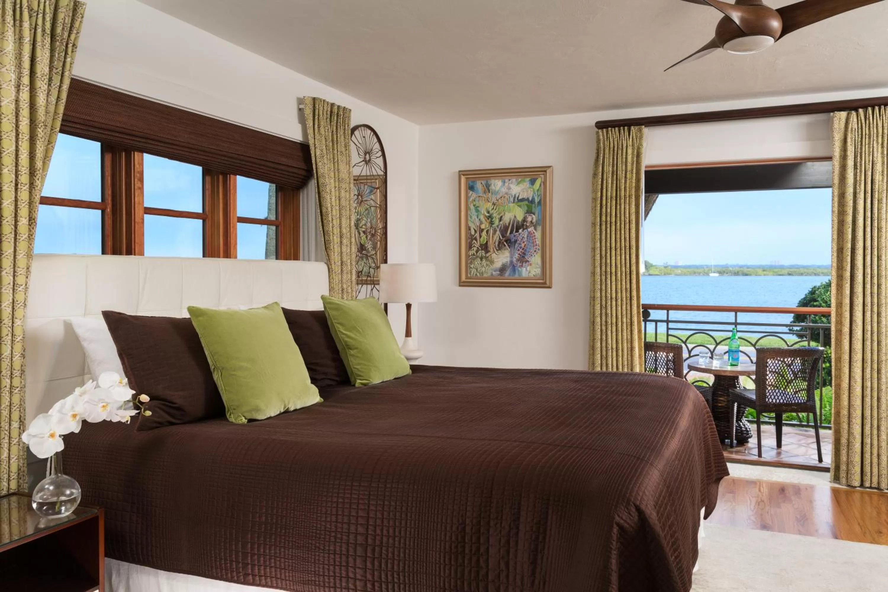 Photo of the whole room, Bed in Black Dolphin Inn