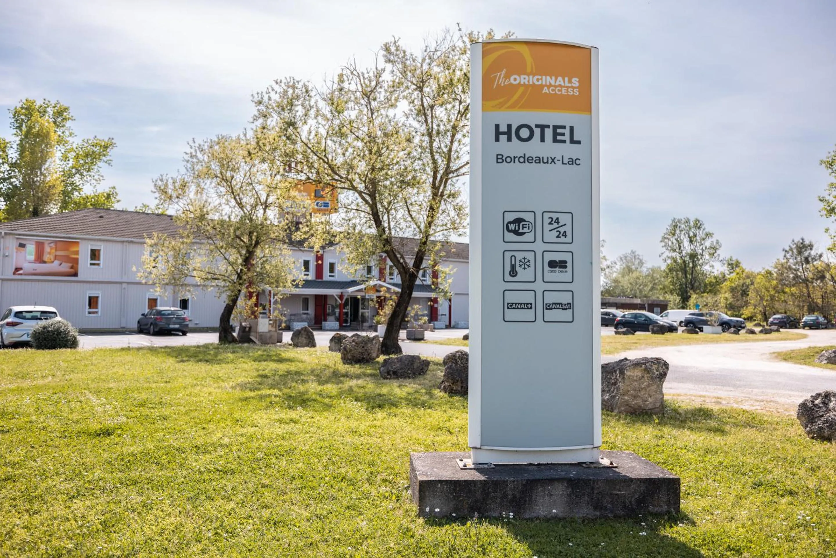 Property building in The Originals Access, Hôtel Bordeaux Lac