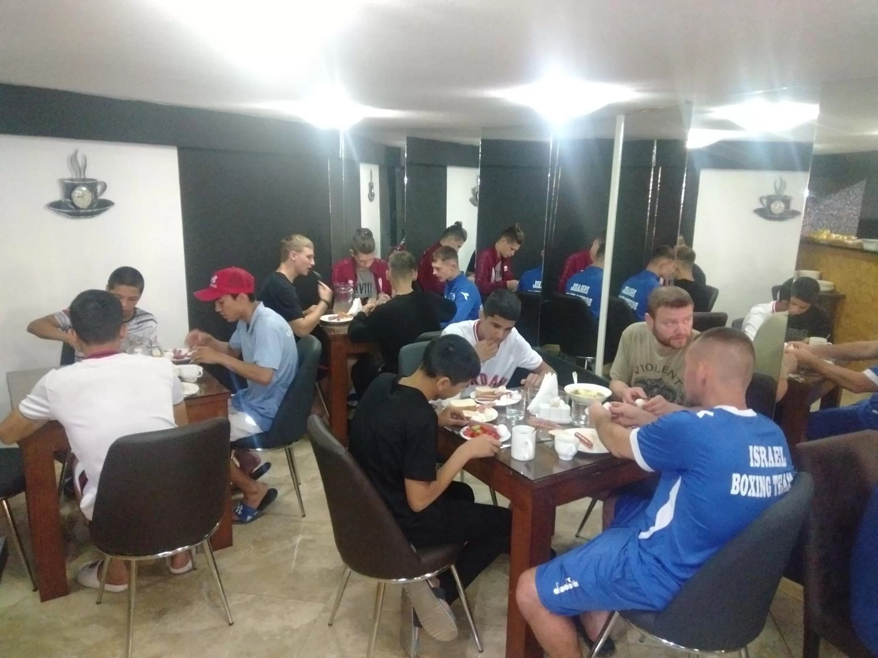 Restaurant/places to eat in Hotel Traveler