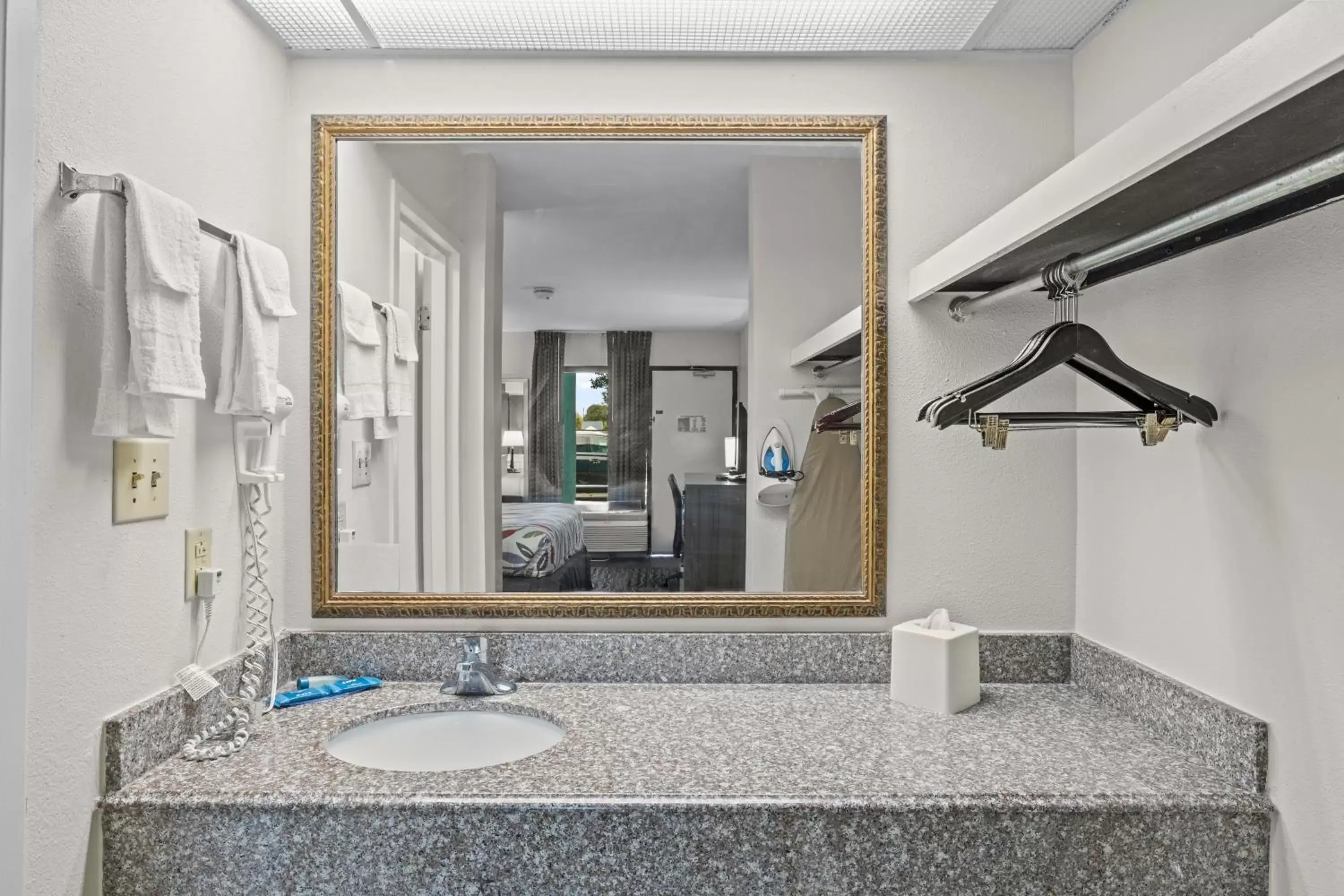 Deluxe Family Suite in Garnet Inn & Suites, Morehead City near Atlantic Beach Deluxe Family Suite in Garnet Inn & Suites, Morehead City near Atlantic Beach