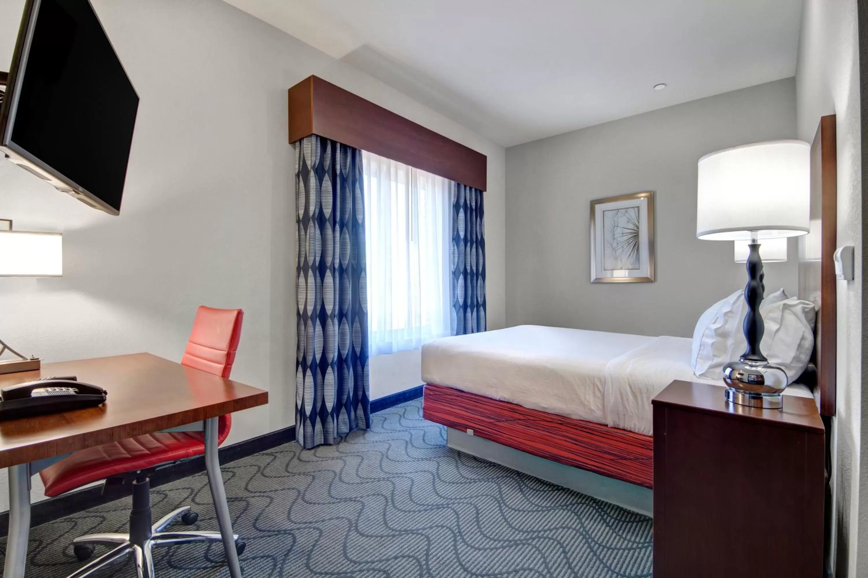 Photo of the whole room, Bed in Holiday Inn Express and Suites Oklahoma City North by IHG