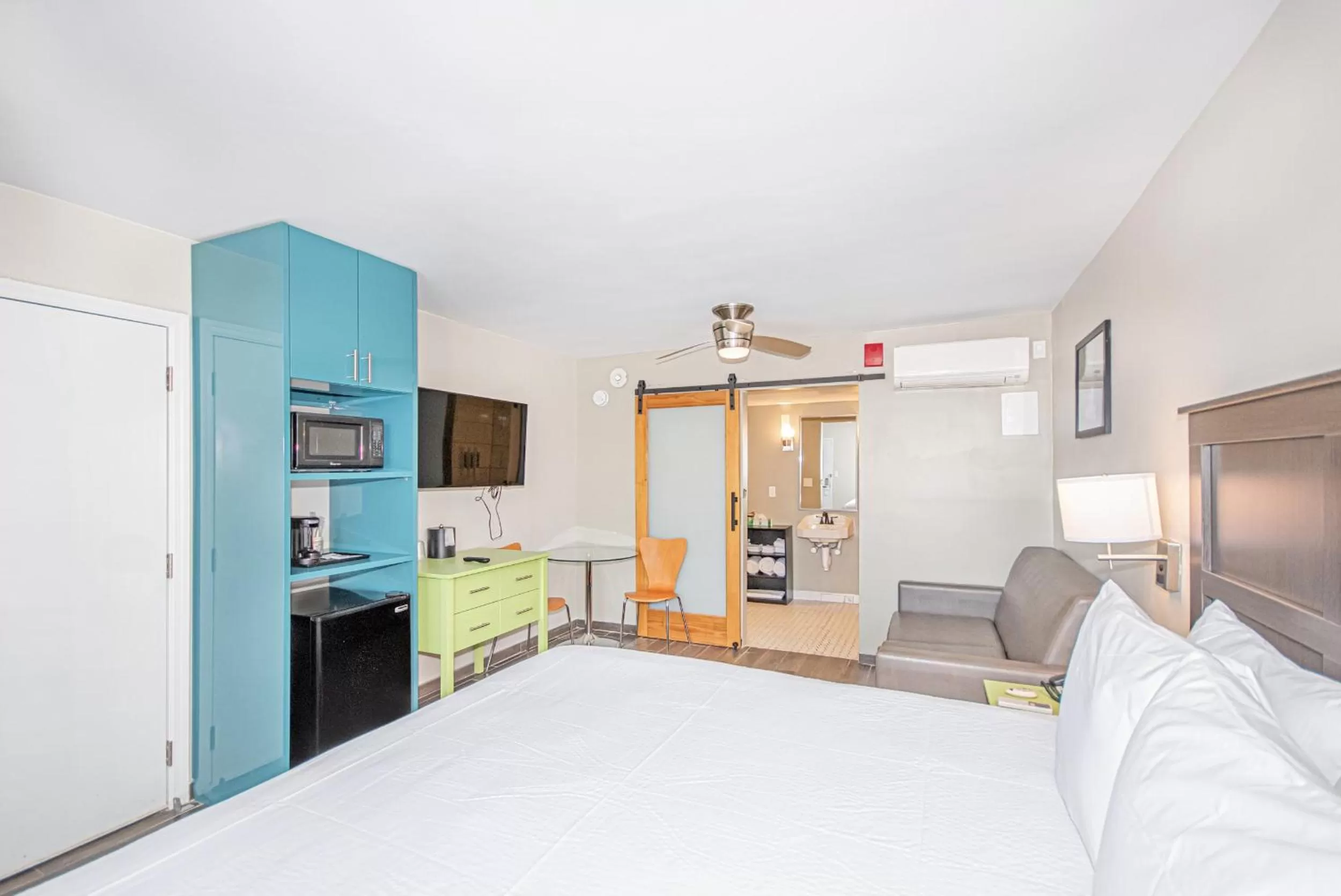 Communal lounge/ TV room in Seven Hills Suites Tallahassee