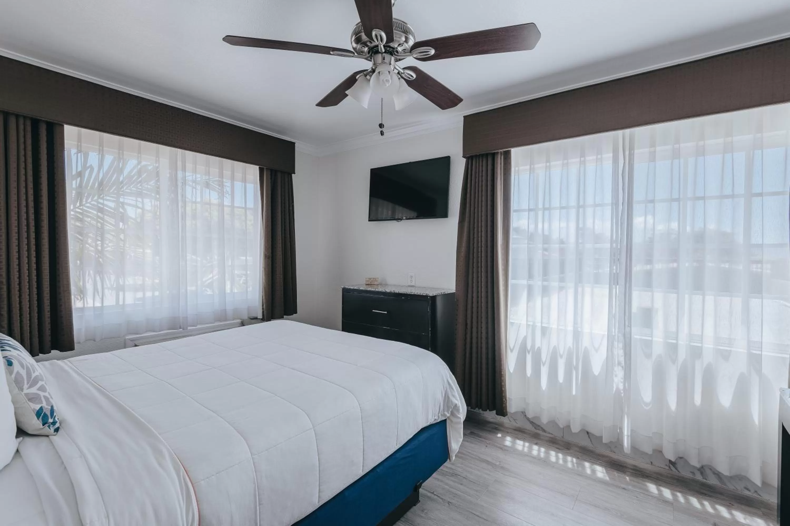 Bed in Sea Air Inn & Suites - Downtown - Restaurant Row