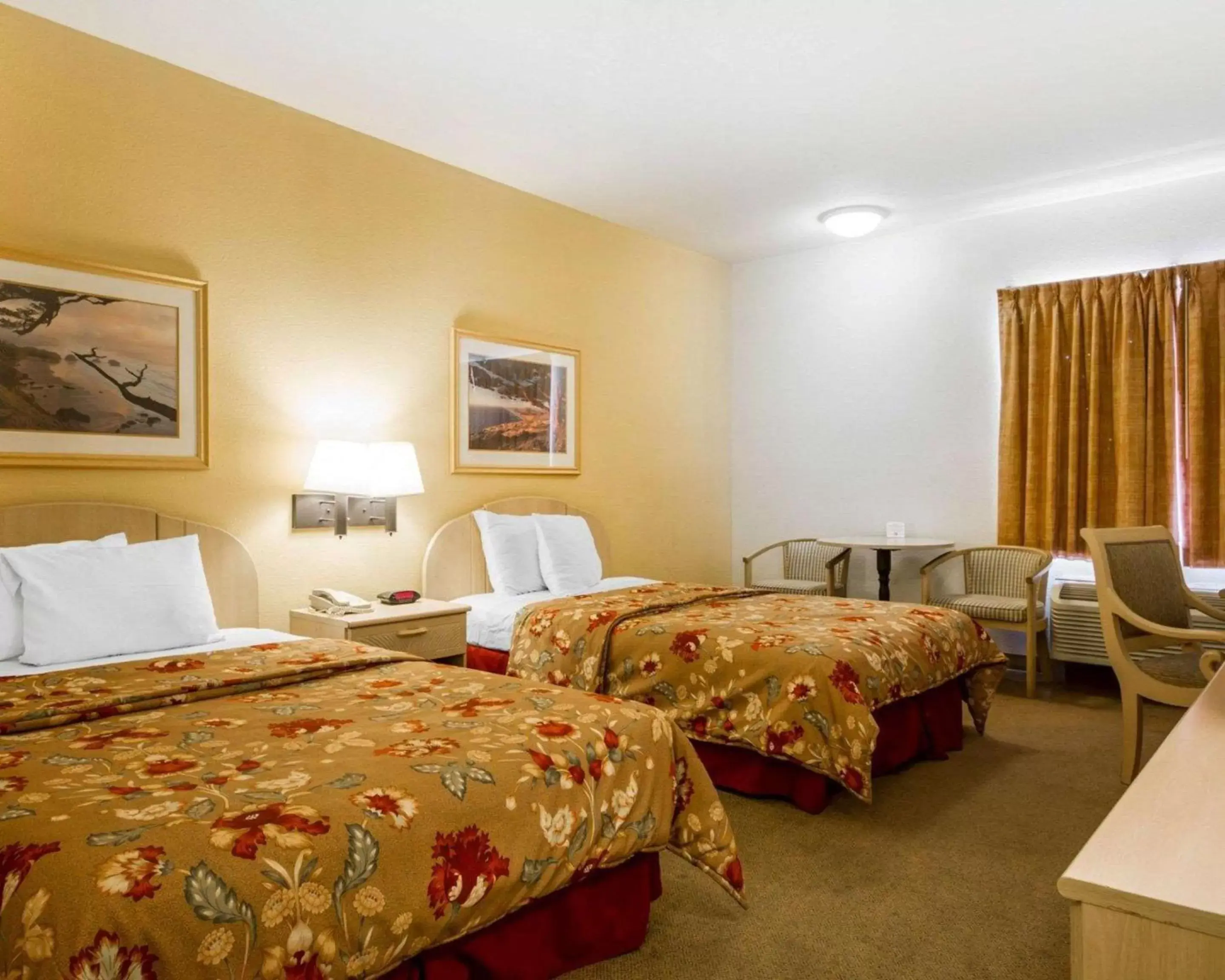 Queen Room with Two Queen Beds - Non-Smoking in Rodeway Inn Queen Room with Two Queen Beds - Non-Smoking in Rodeway Inn