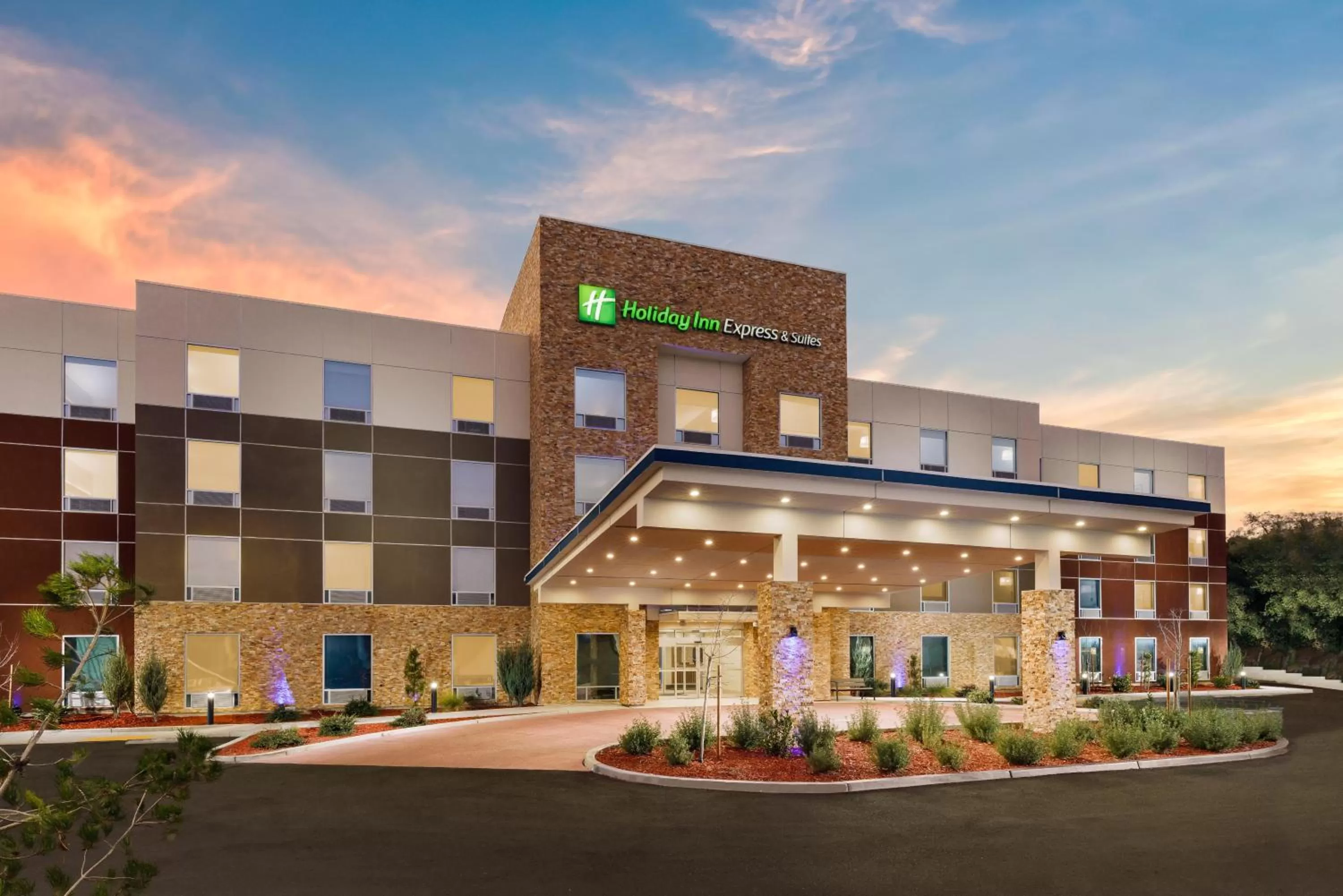 Property building in Holiday Inn Express & Suites Oakhurst-Yosemite Park Area by IHG