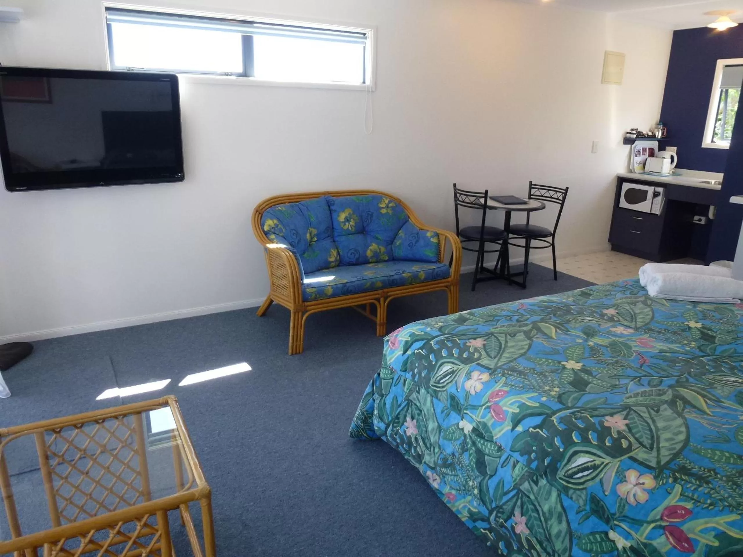Photo of the whole room, TV/Entertainment Center in Mana-Nui Motel