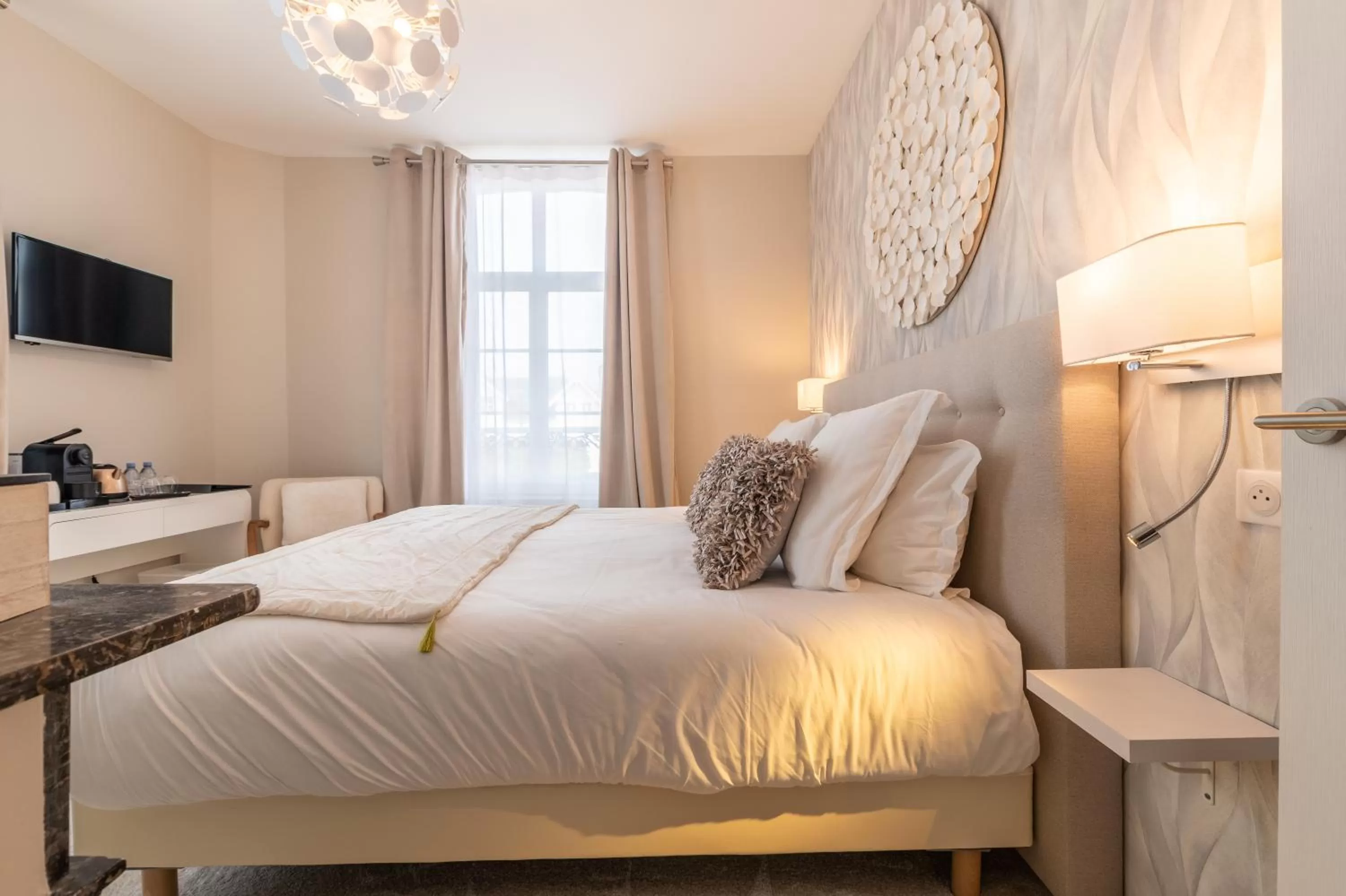 Property building, Bed in Hôtel Échappée en Baie - Parking privé gratuit dont forfaits bornes électriques réservable