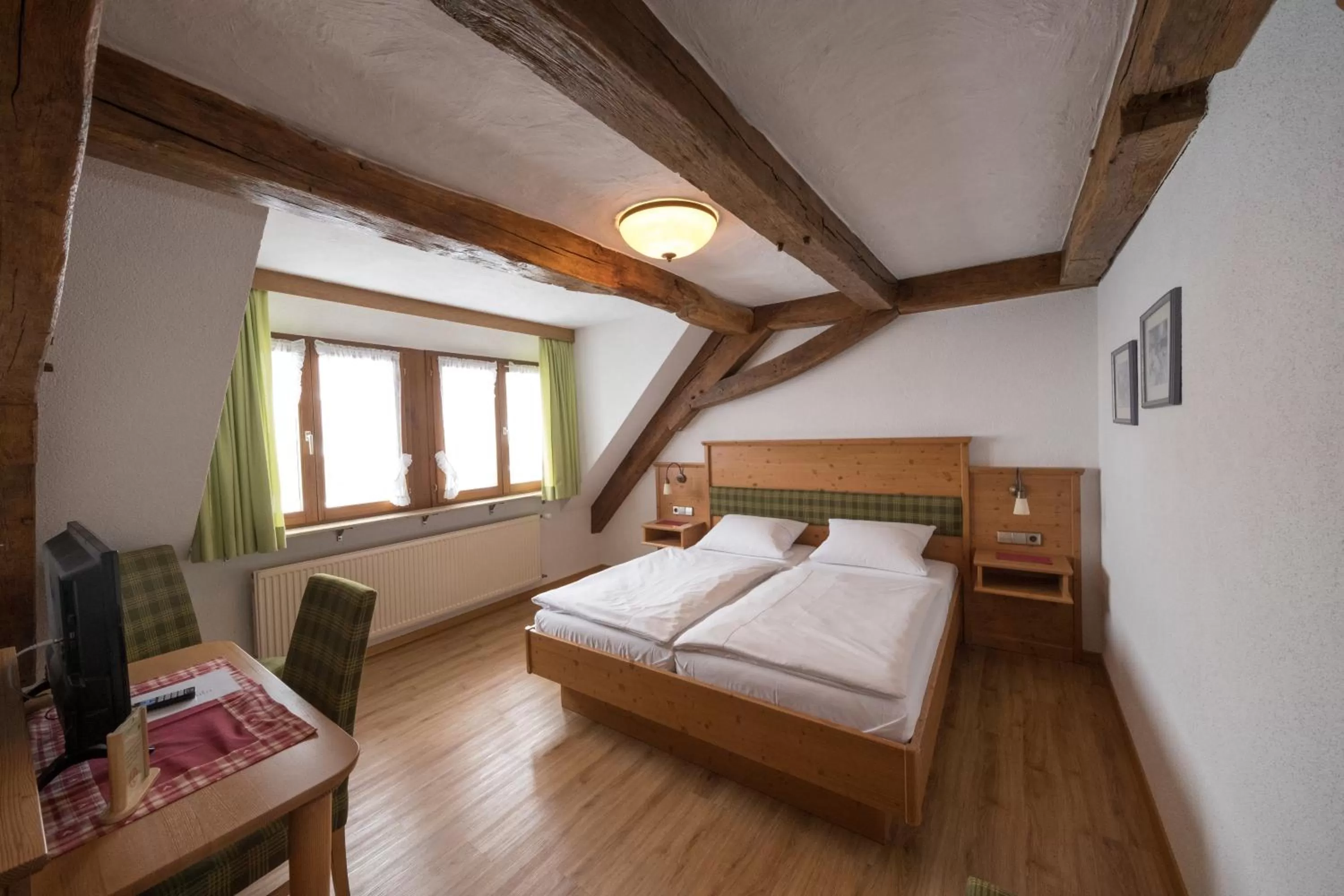 Photo of the whole room, Bed in Der Adler