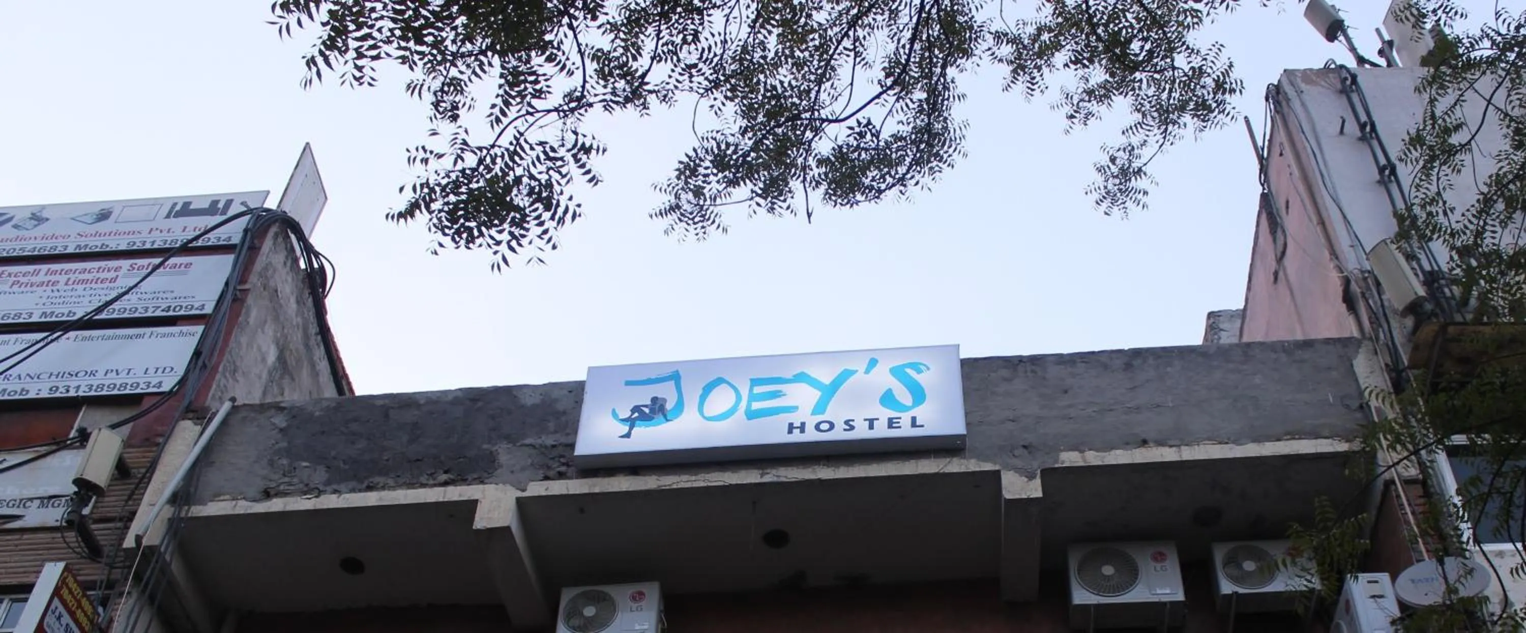 Facade/entrance in Joey's Hostel Delhi - 20 mins from Railway Station