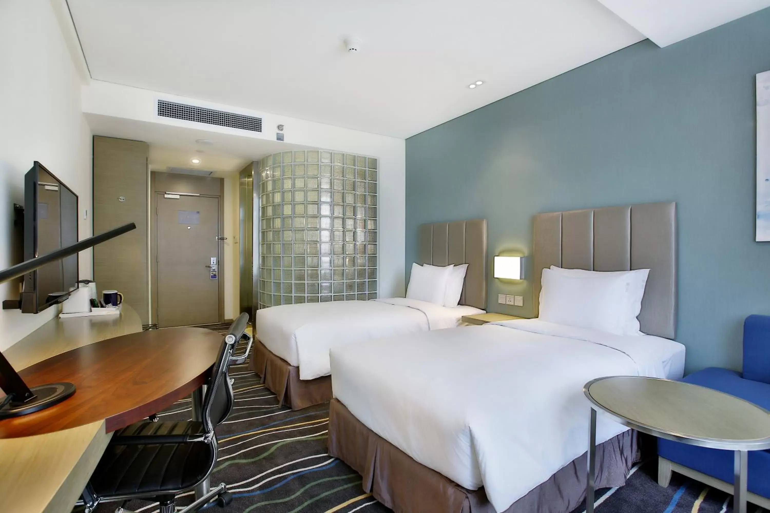 Standard Twin Room in Holiday Inn Express Langfang Park View by IHG Standard Twin Room in Holiday Inn Express Langfang Park View by IHG
