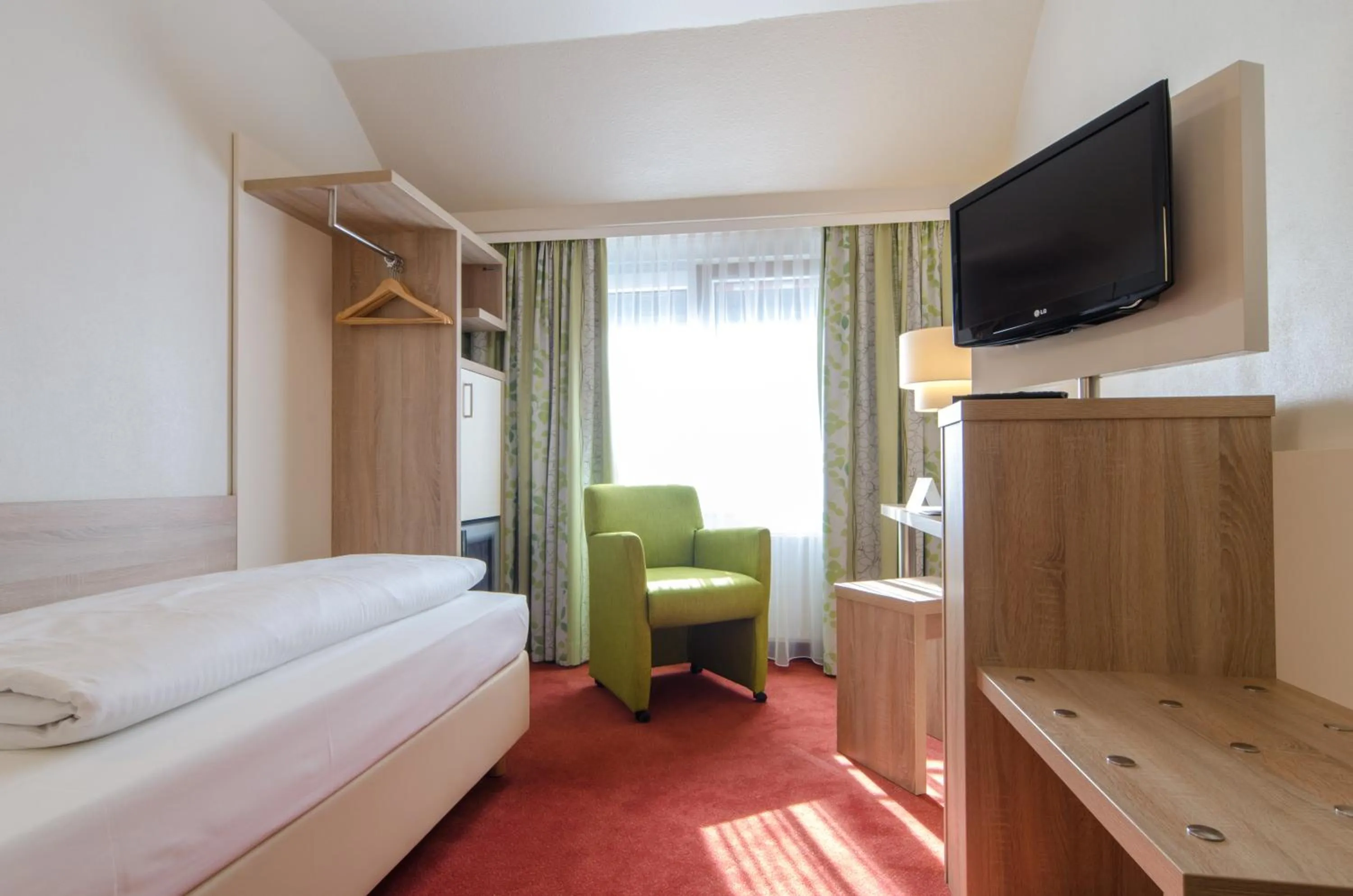 TV and multimedia, Bed in Garden Hotel