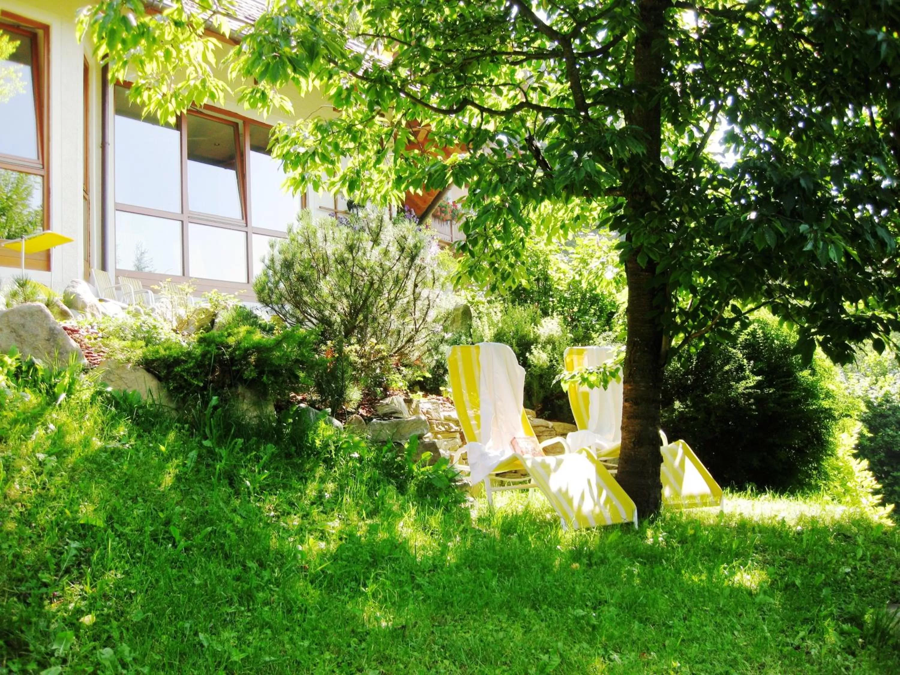 Garden in Hotel Häuserl im Wald