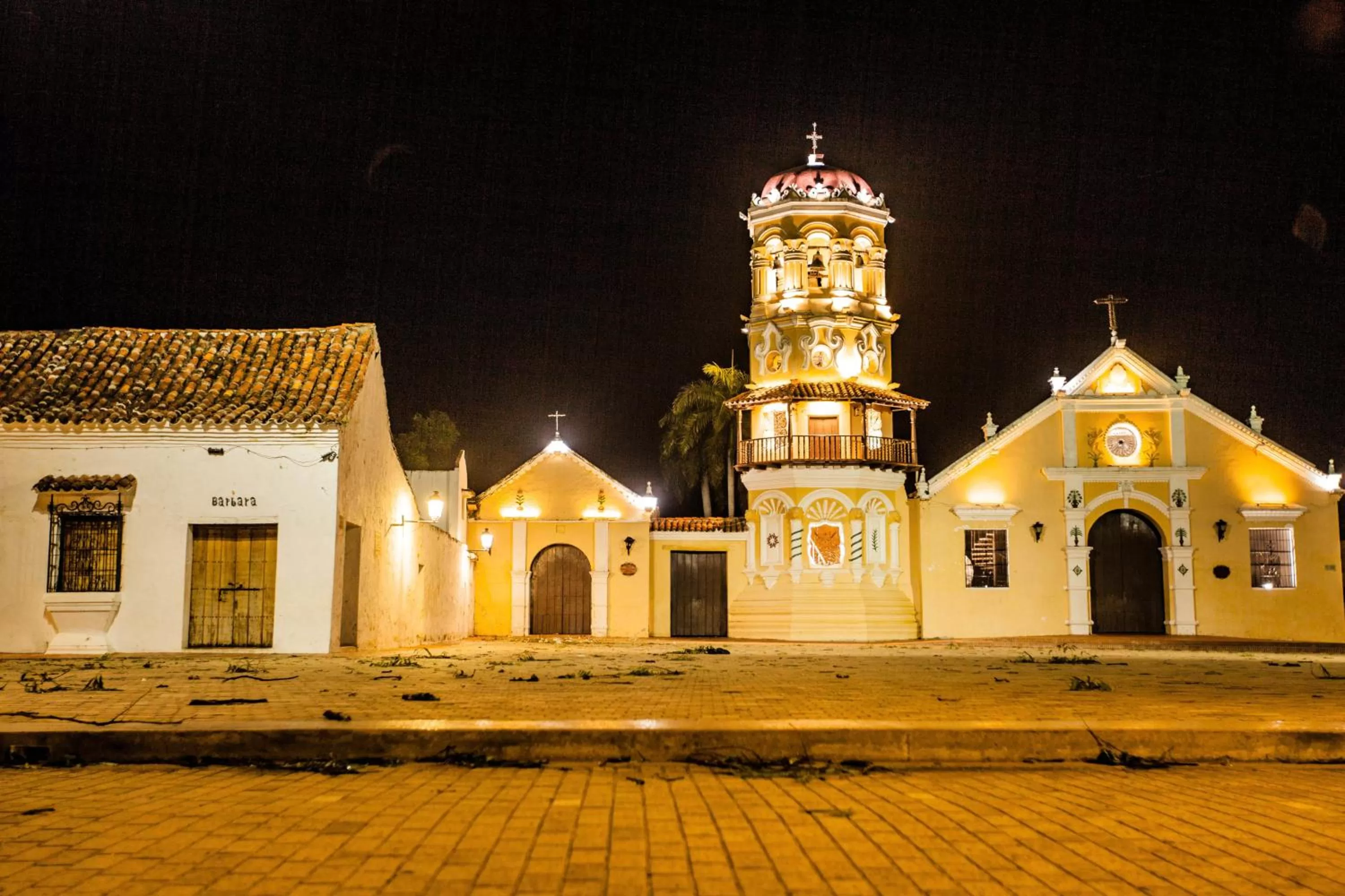 Nearby landmark, Property Building in La Casa Amarilla