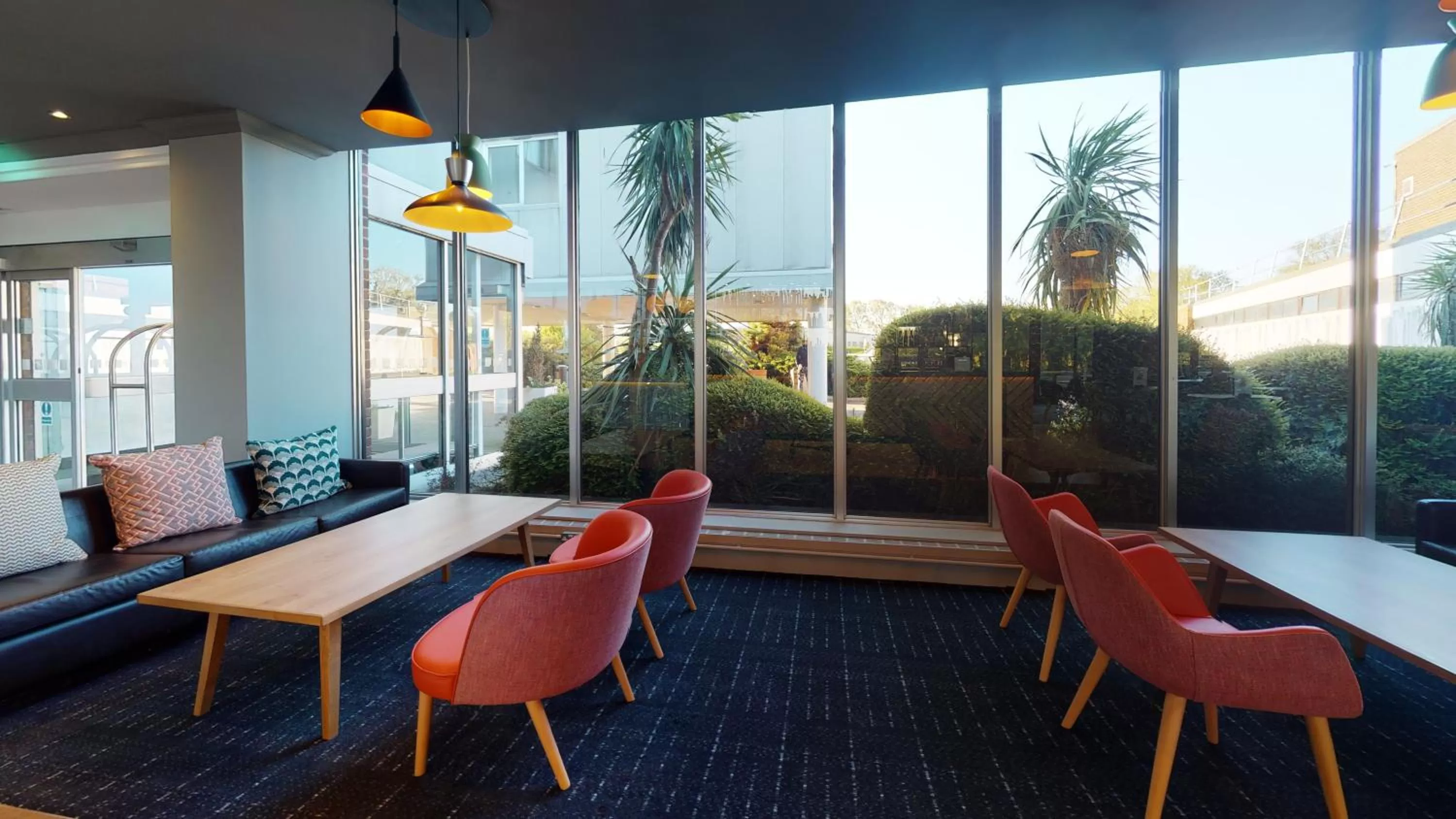 Lounge or bar in Holiday Inn Basildon by IHG