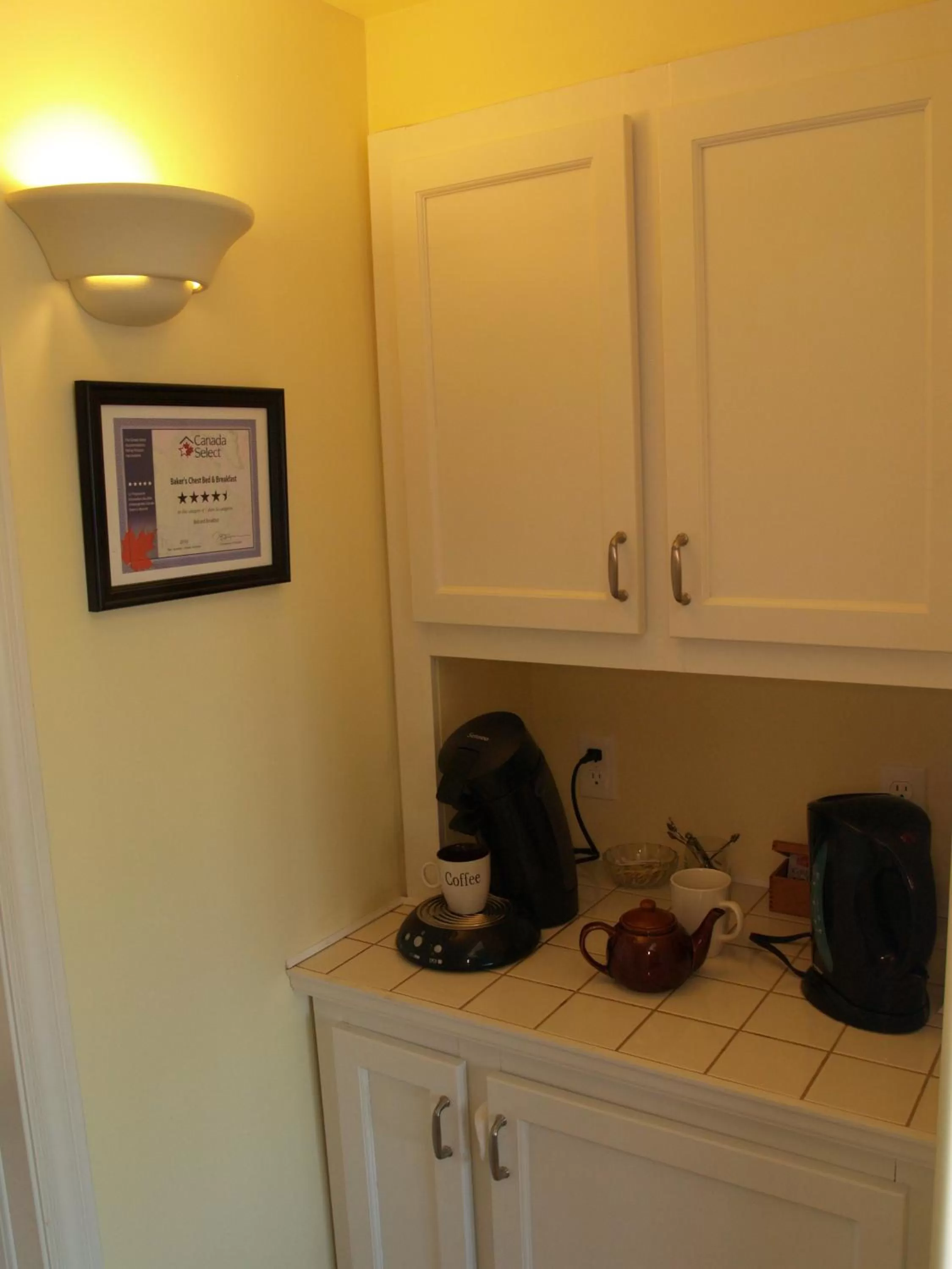 Coffee/tea facilities, Kitchen/Kitchenette in Bakers Chest B&B