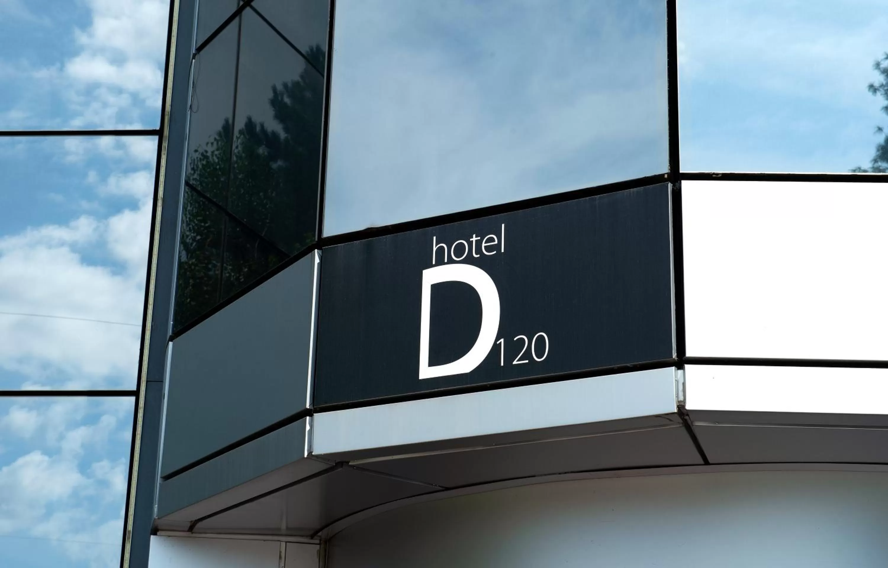 Facade/entrance in Hotel D120