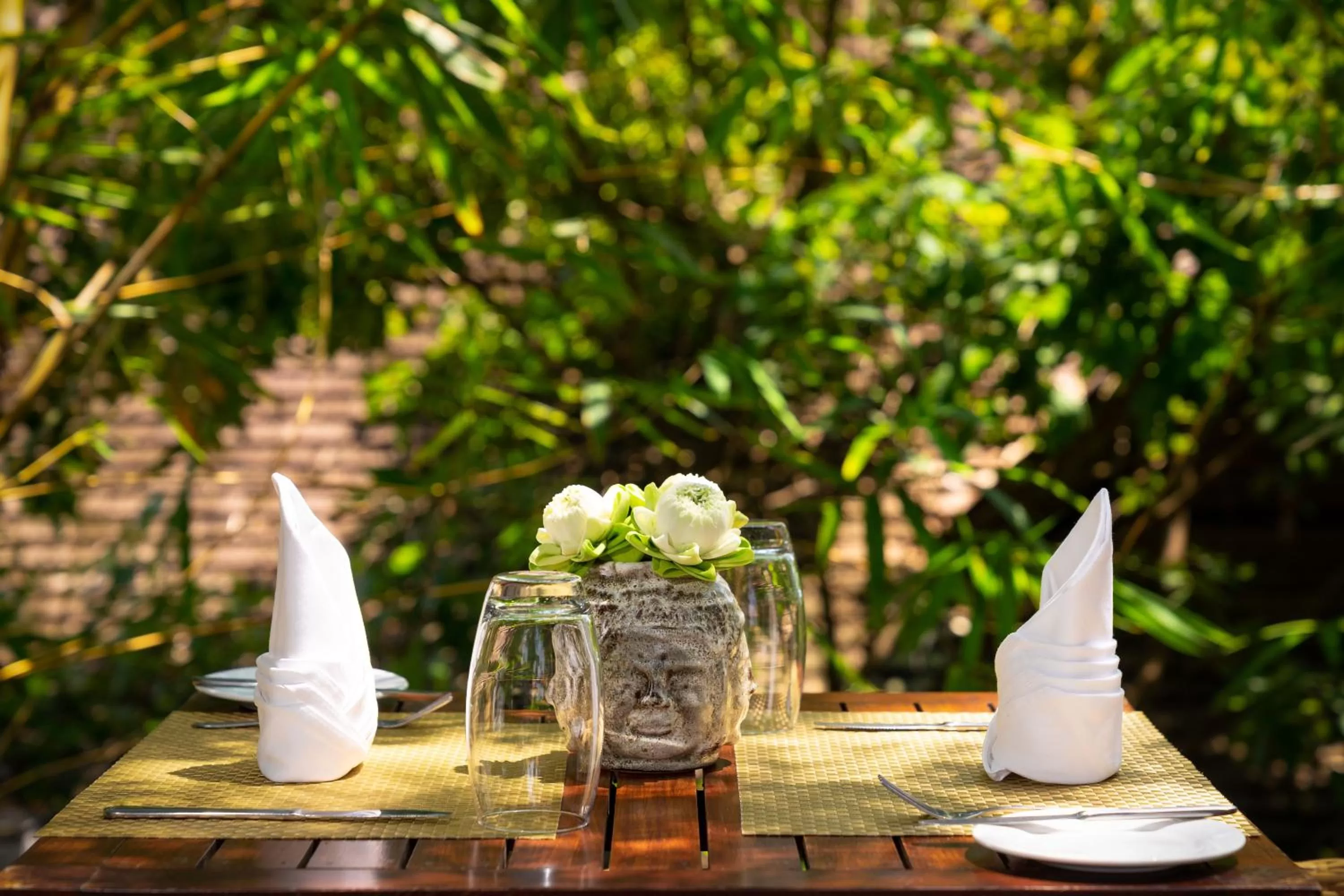 Restaurant/places to eat in Heritage Suites Hotel