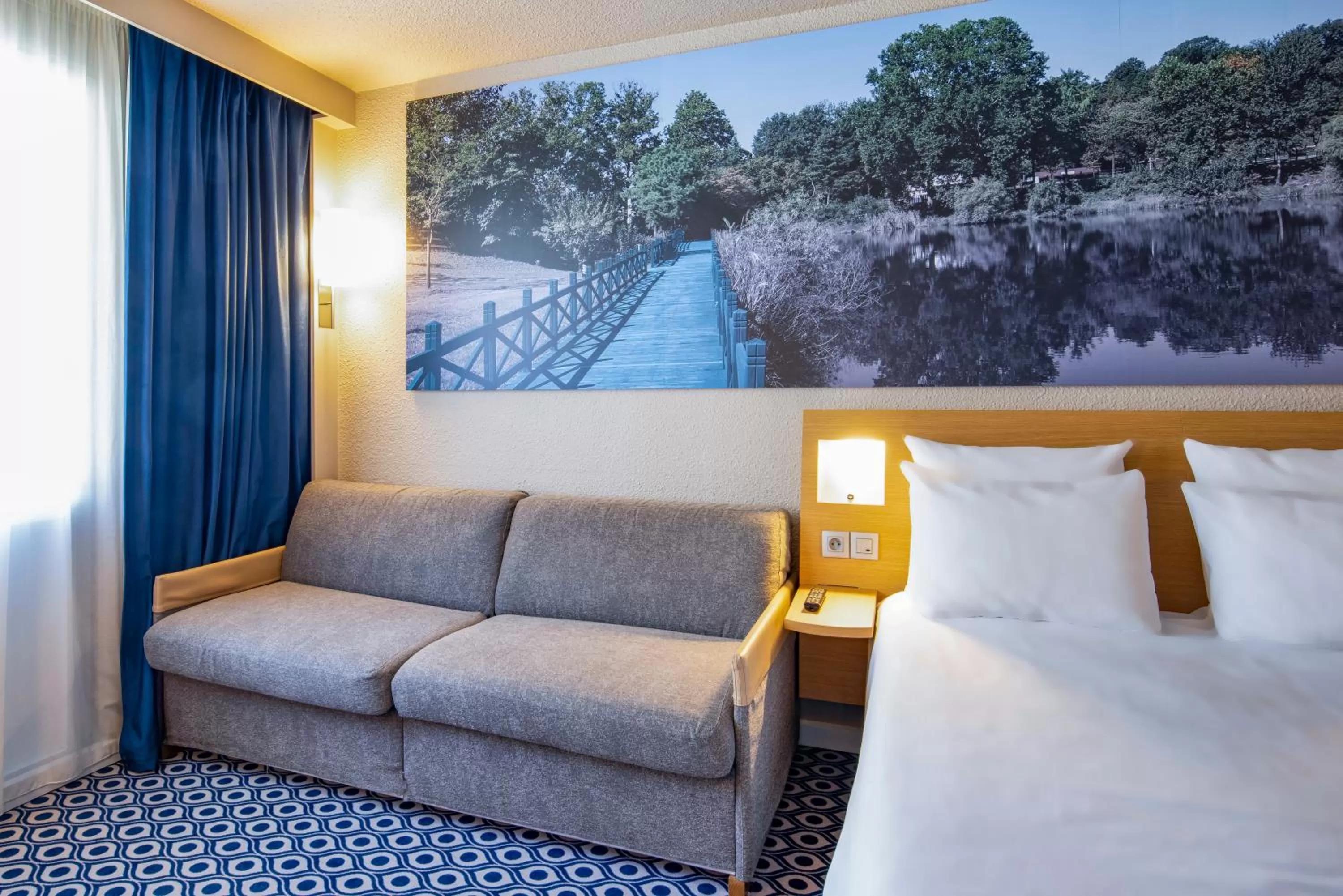 Living room, Bed in Novotel Orléans Chemins De Sologne Demeures De Campagne