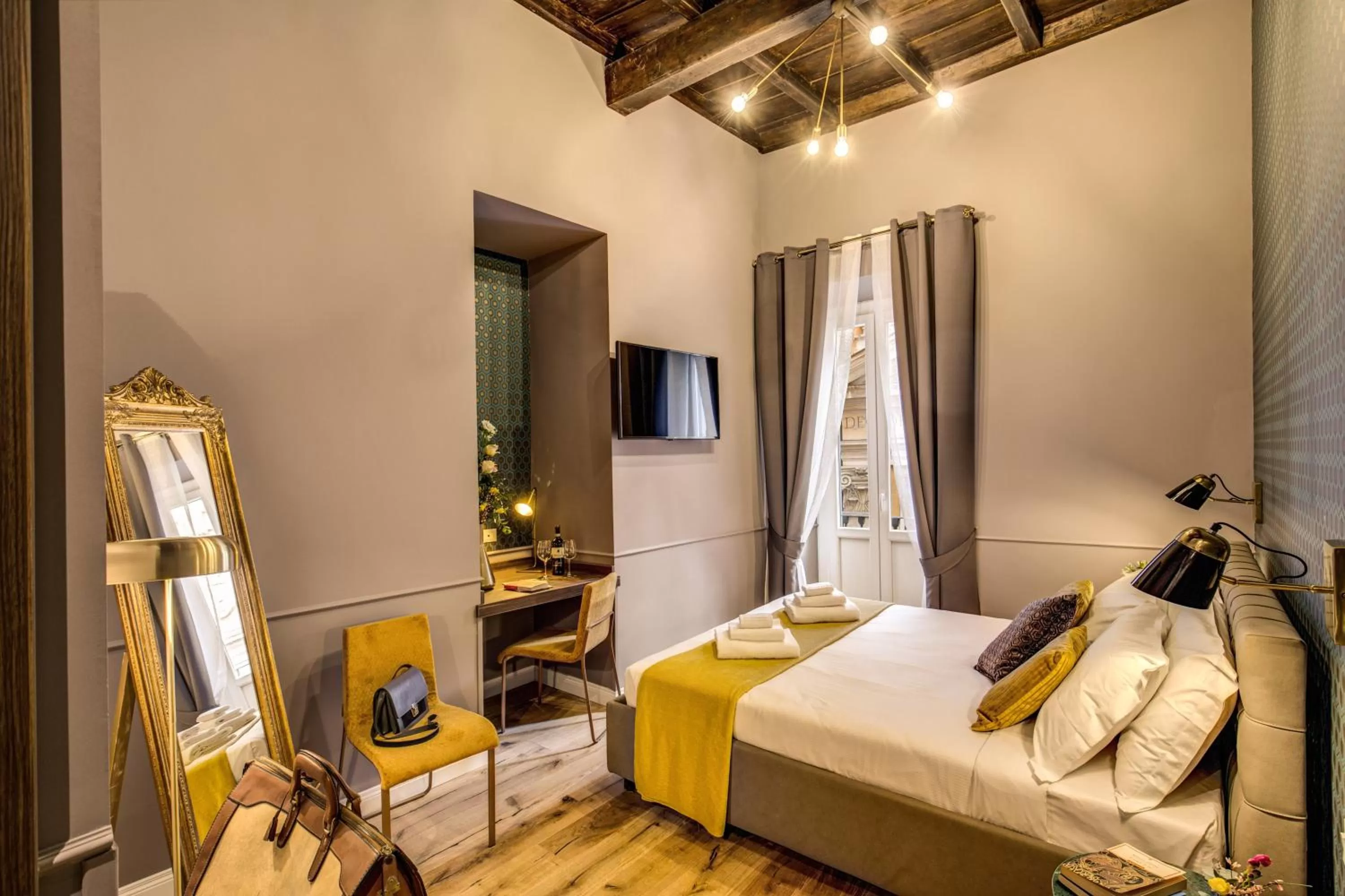 Photo of the whole room, Bed in Tree Charme Parliament Boutique Hotel