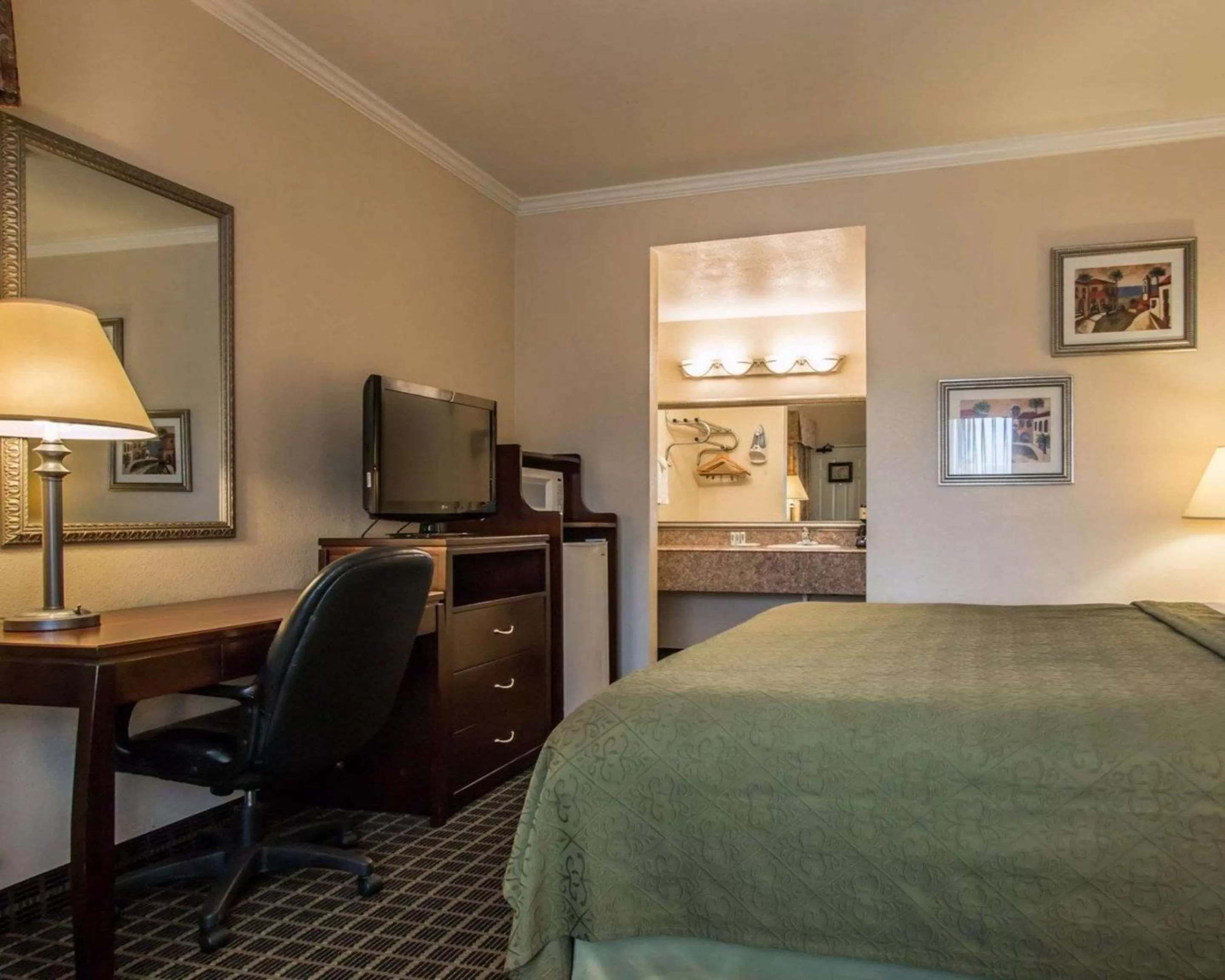 Deluxe King Room with Sofa - Non-Smoking in Quality Inn Temecula Valley Wine Country
