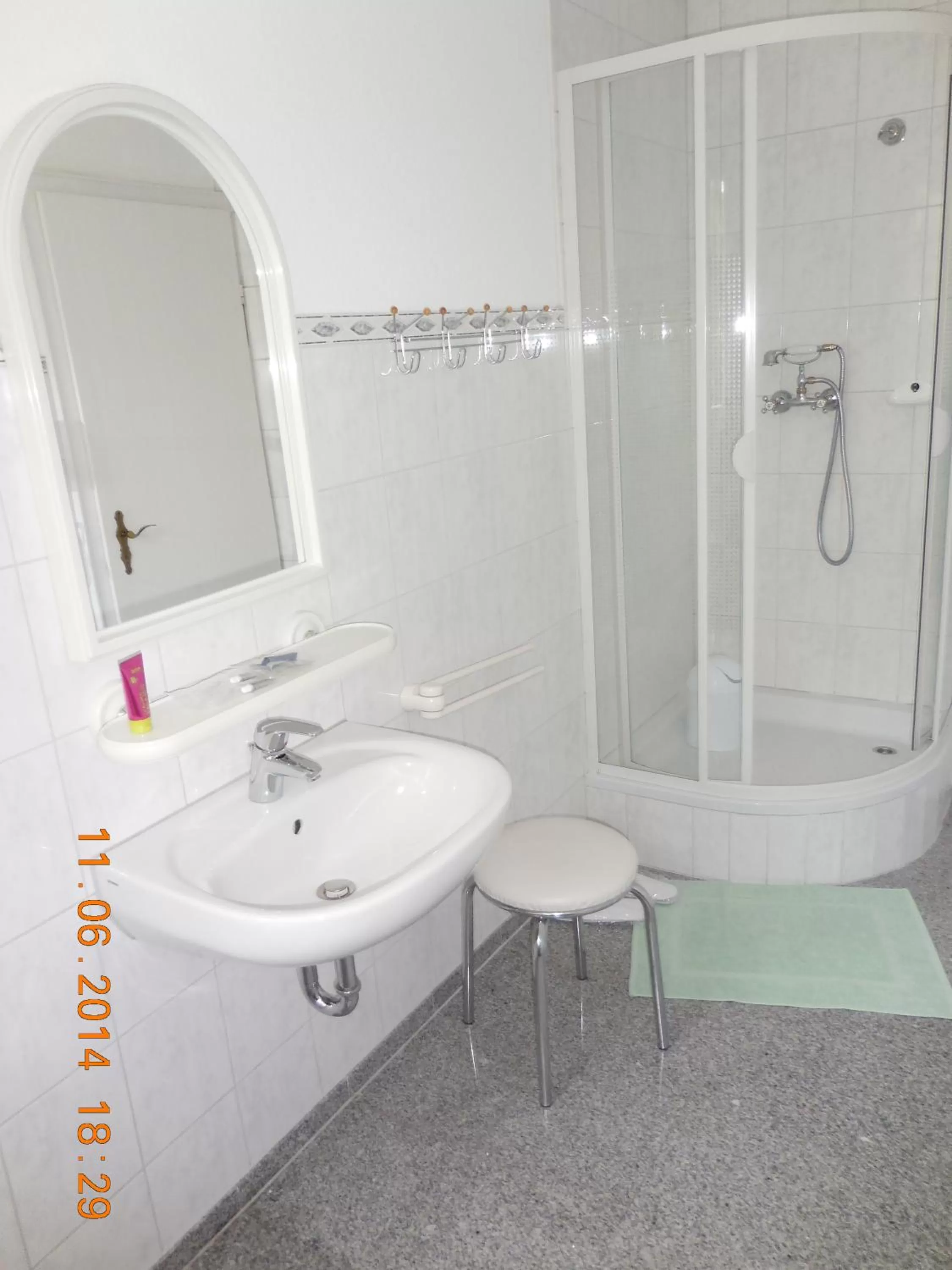 Shower, Bathroom in Hotel Athos