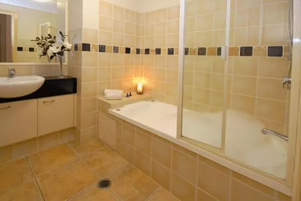 Bathroom in Magnolia Lane Apartments