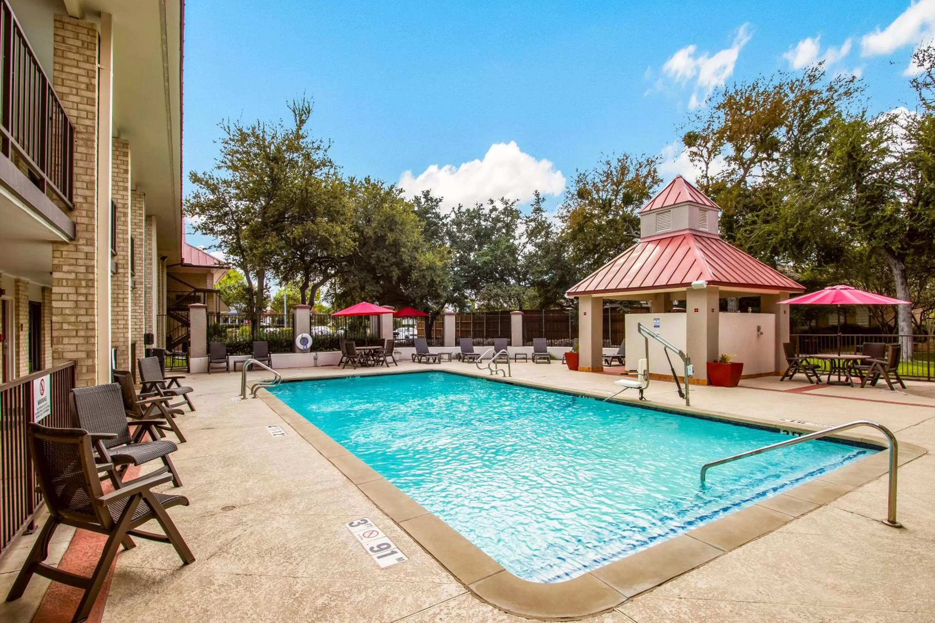 Swimming pool in Red Roof Inn PLUS+ Dallas - Addison