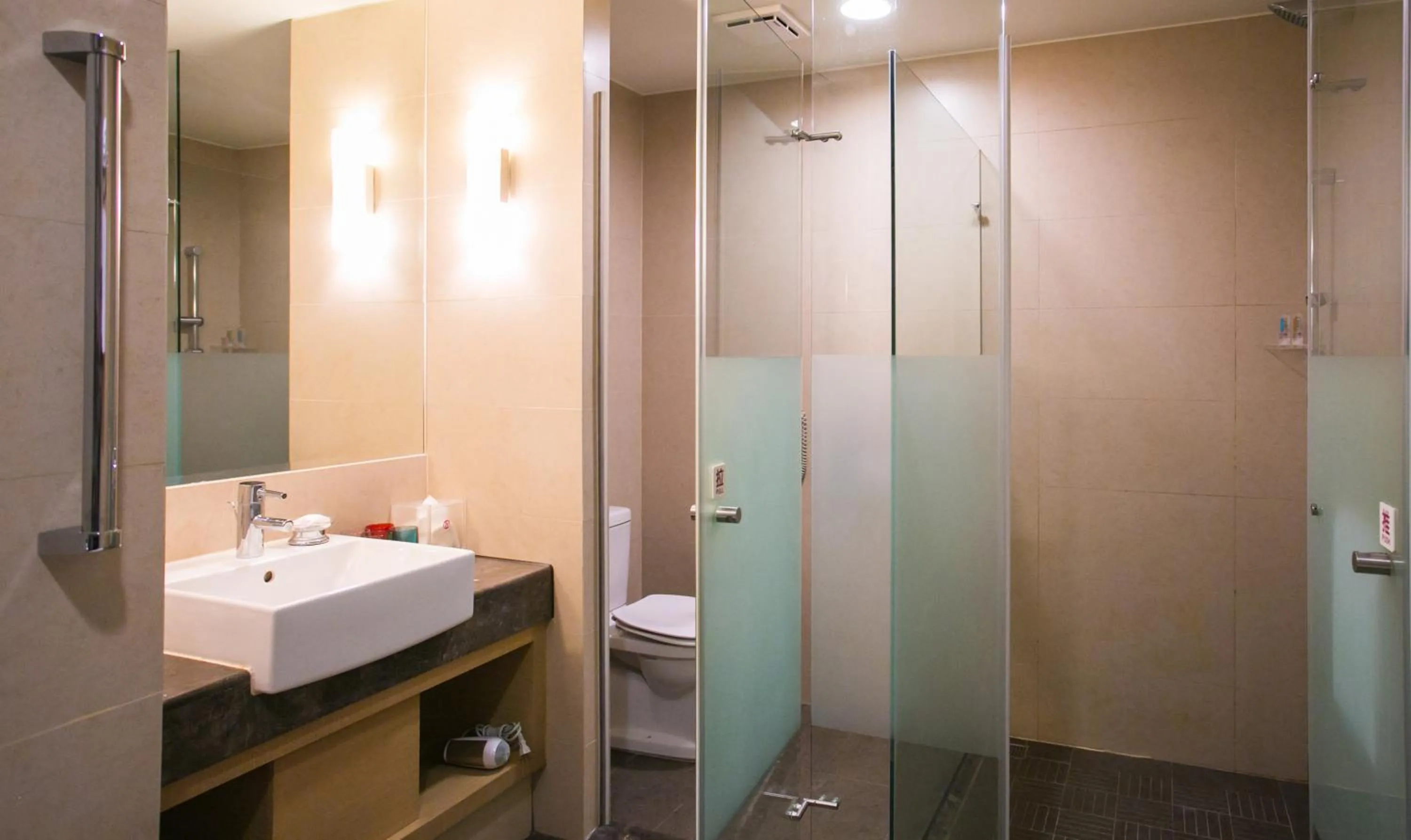 Bathroom in E-DA Royal Hotel