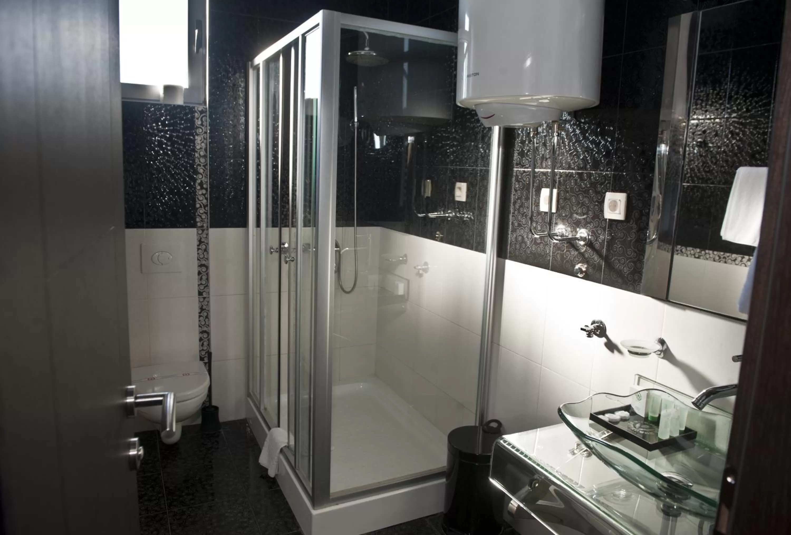 Shower in Hotel Crnogorska Kuća