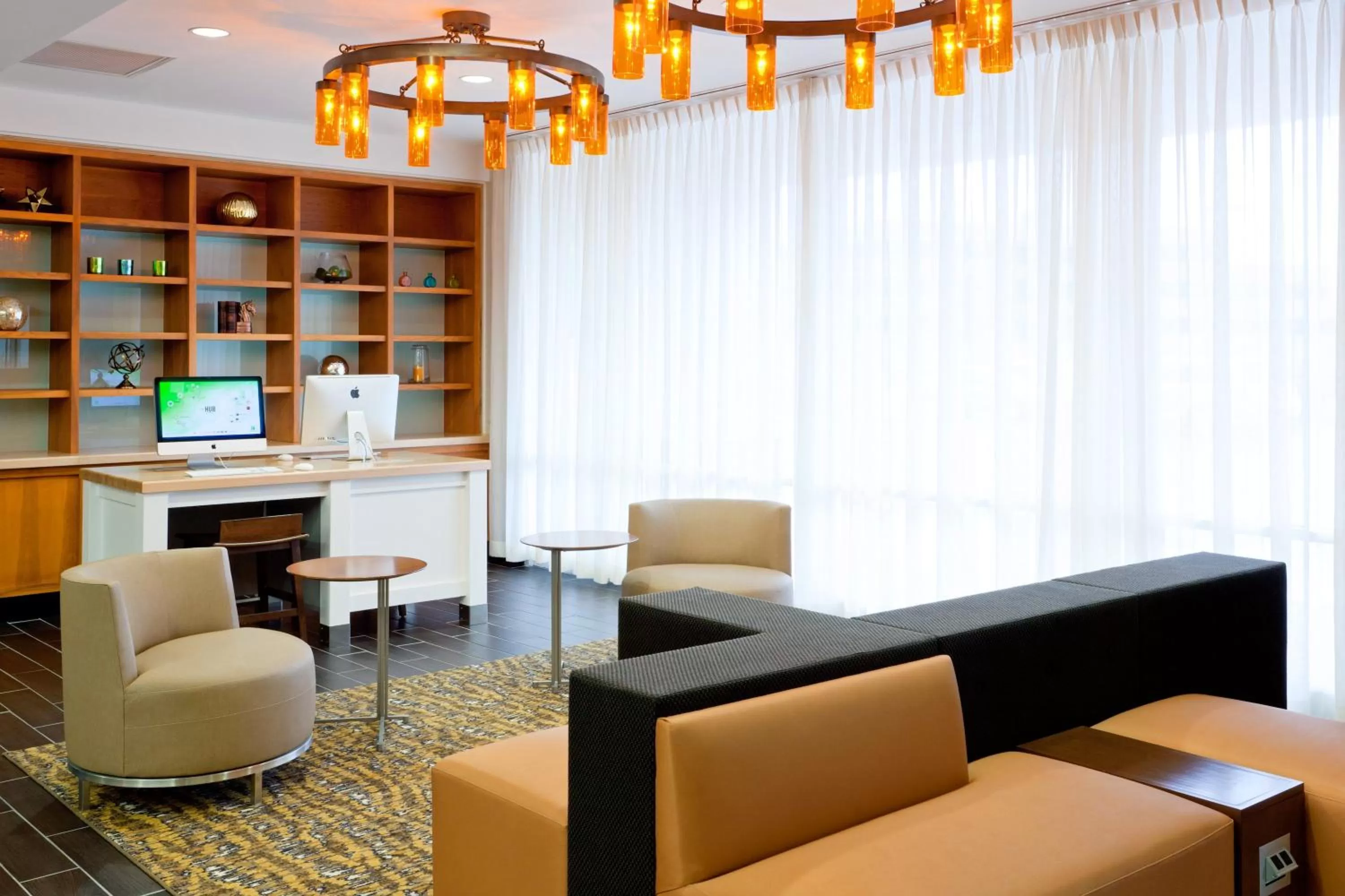 Lobby or reception in Holiday Inn Clark - Newark by IHG