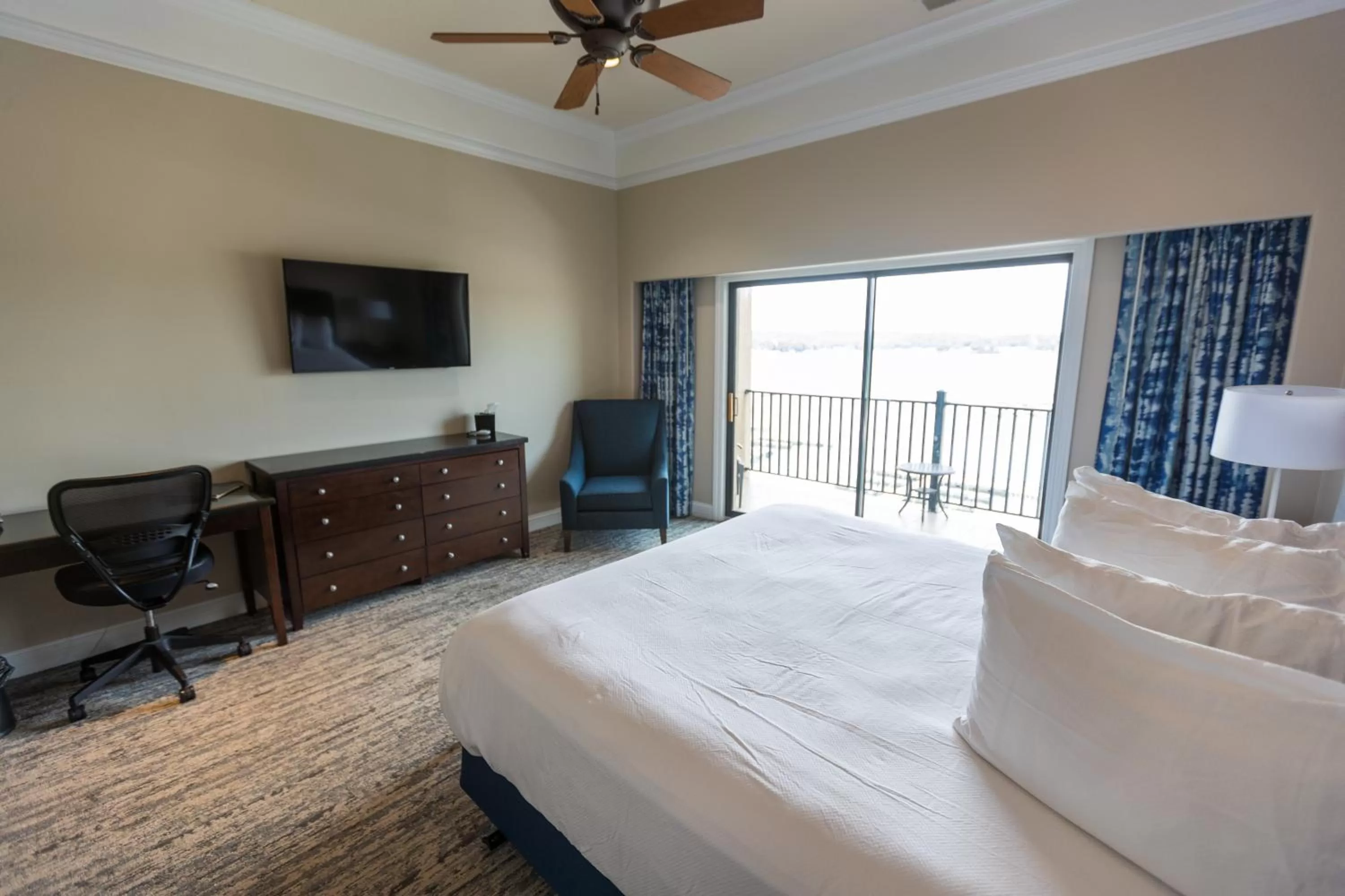 Bed in Camden on the Lake Resort