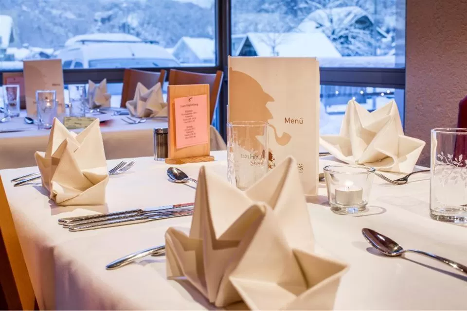 Restaurant/places to eat in Hotel Sherlock Holmes & Khana Restaurant "nur 200 m zur Gondelbahn Hasliberg"