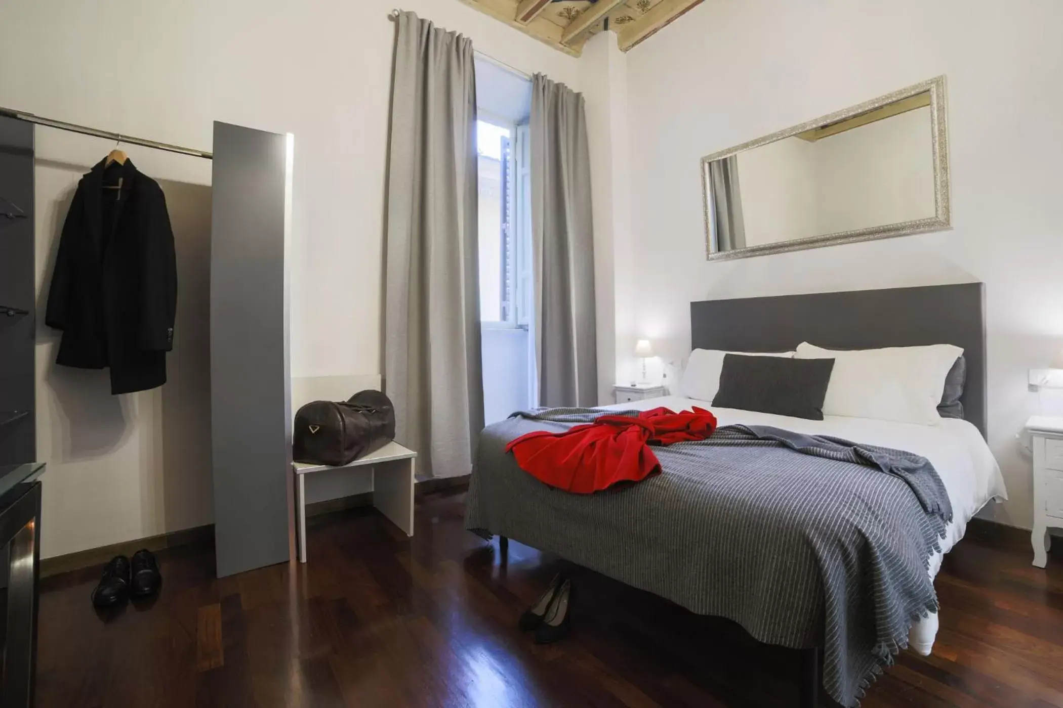 Large Double Room in La Maison Dell'Orologio Large Double Room in La Maison Dell'Orologio